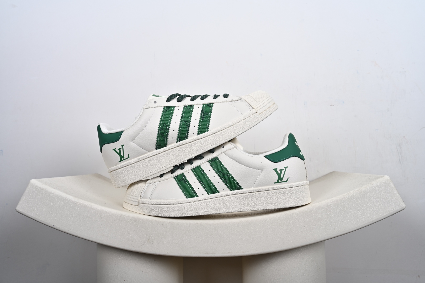 福利特价💰130支持放店‼️‼️‼️
AD Originals Superstar x Louis Vuitton 采用全新头层拼接皮革材质后跟采用特色3D立体印字 渠道正品订单 诠释市场最高工艺水平全鞋进口头层皮料打造区别市面普通真标版本,进出专柜无压力
货号:XS0012、XS0003、
Size:36-45-F2-E0