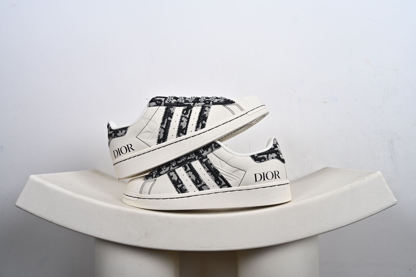 福利特价💰130支持放店‼️‼️‼️
AD Originals Superstar x Louis Vuitton 采用全新头层拼接皮革材质后跟采用特色3D立体印字 渠道正品订单 诠释市场最高工艺水平全鞋进口头层皮料打造区别市面普通真标版本,进出专柜无压力
货号:XS0012、XS0003、XS0019、
Size:36-45-F2-E0