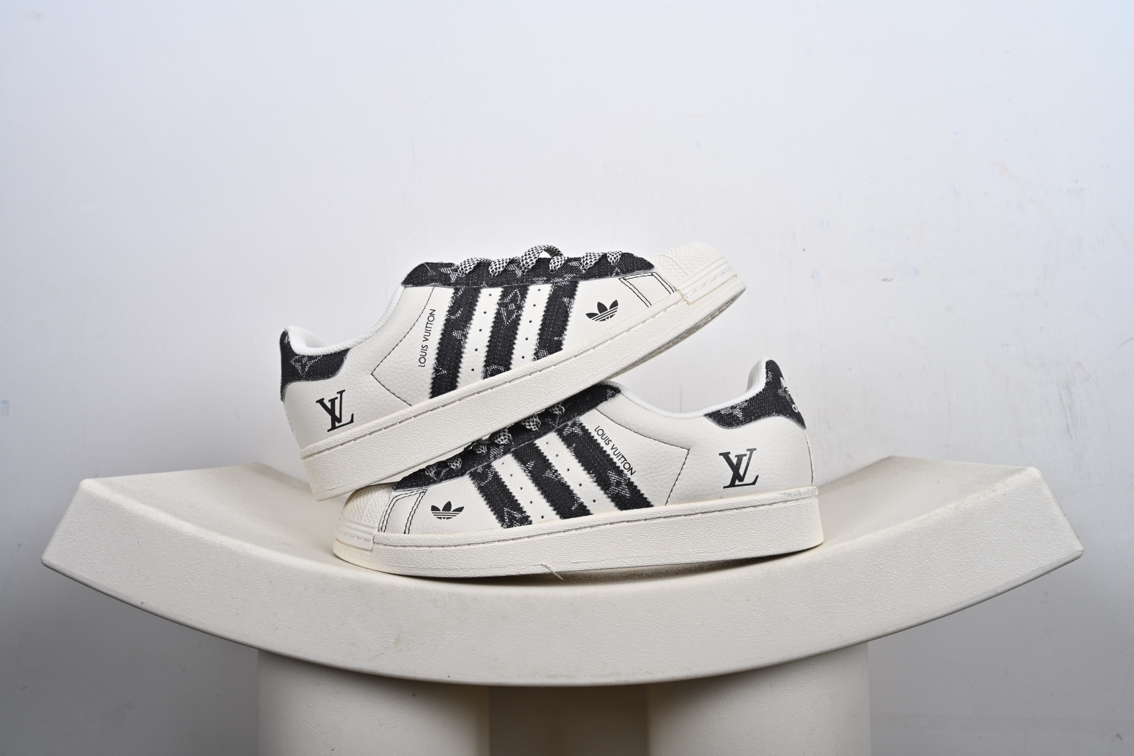 福利特价💰130支持放店‼️‼️‼️
AD Originals Superstar x Louis Vuitton 采用全新头层拼接皮革材质后跟采用特色3D立体印字 渠道正品订单 诠释市场最高工艺水平全鞋进口头层皮料打造区别市面普通真标版本,进出专柜无压力
货号:XS0012、XS0003、XS0019、XS0016、
Size:36-45-F2-E0