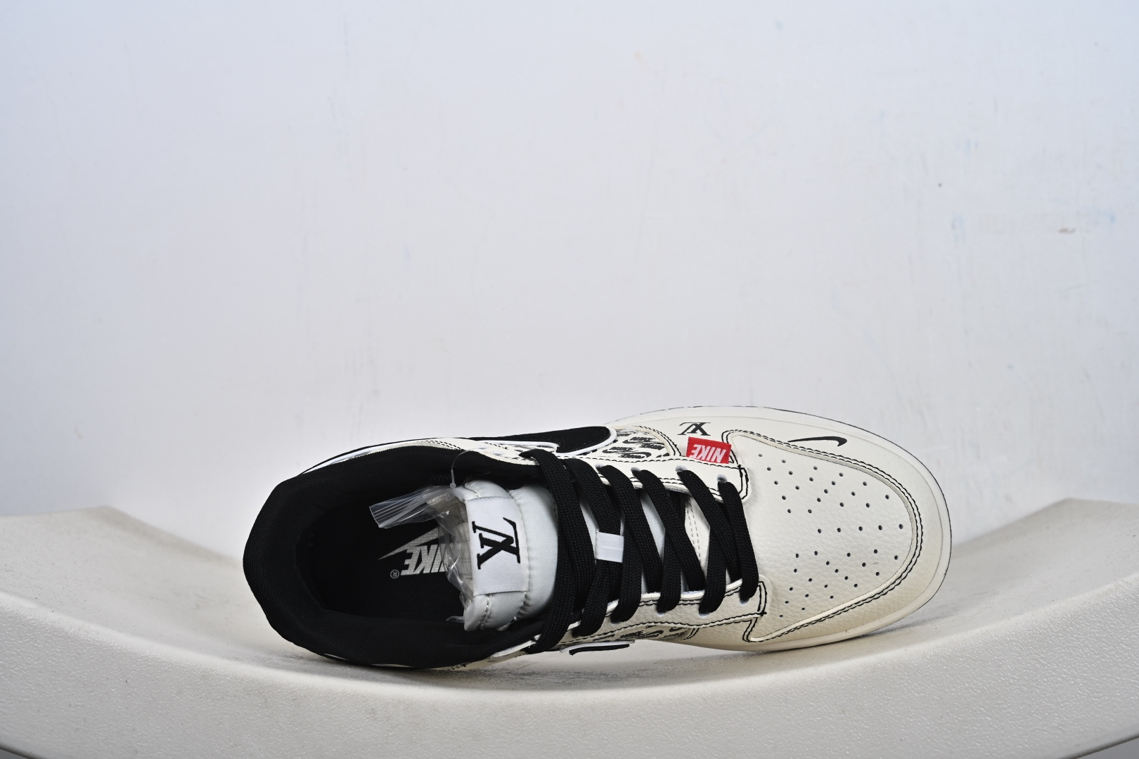 定制版 NK SB Dunk Low“ 联名—米黑NIKE印花” 周年高端定制 低帮休闲板鞋 MN1688-103