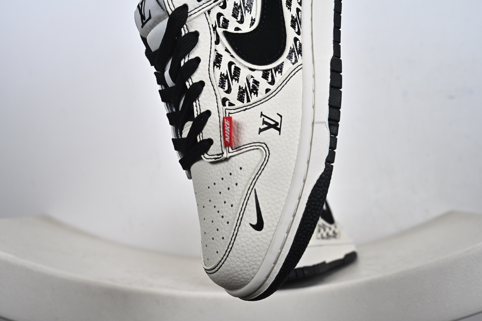 定制版 NK SB Dunk Low“ 联名—米黑NIKE印花” 周年高端定制 低帮休闲板鞋 MN1688-103
