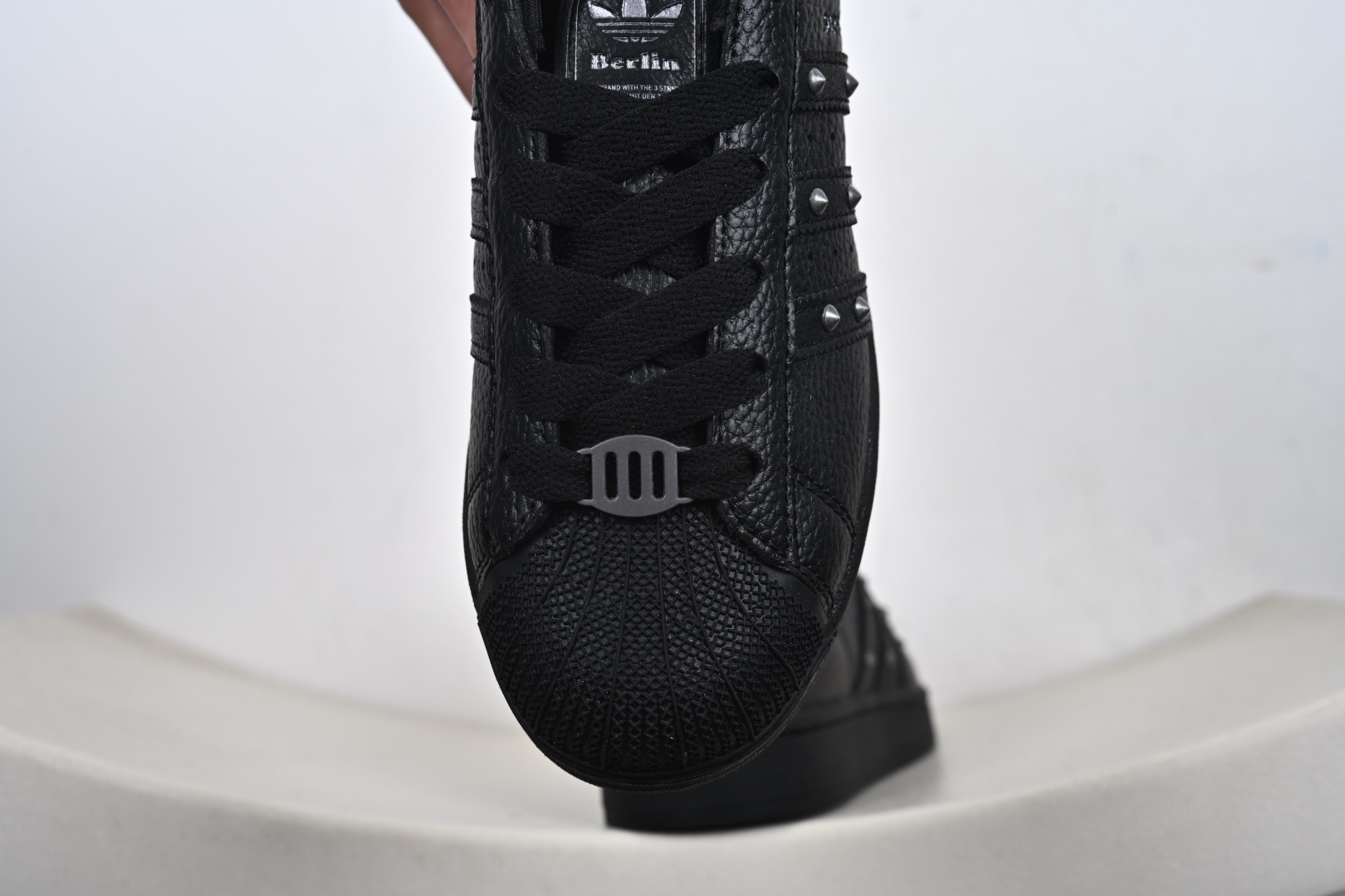 Adidas Original Superstar 2 黑色铆钉柏林联名阿迪达斯 低帮 全黑 男女同款 贝壳头2代防滑耐磨轻便低邦板鞋 JQ3225-Top High Quatity Cheap Sneakers Fashion Clothing Clothes Bags handbags Shoes of all Brand wholesale With The best Quality And Beautiful Price from China Factory Chinese suppliers wholesaler seller Adidas Original Superstar 2 黑色铆钉柏林联名阿迪达斯 低帮 全黑 男女同款 贝壳头2代防滑耐磨轻便低邦板鞋 JQ3225