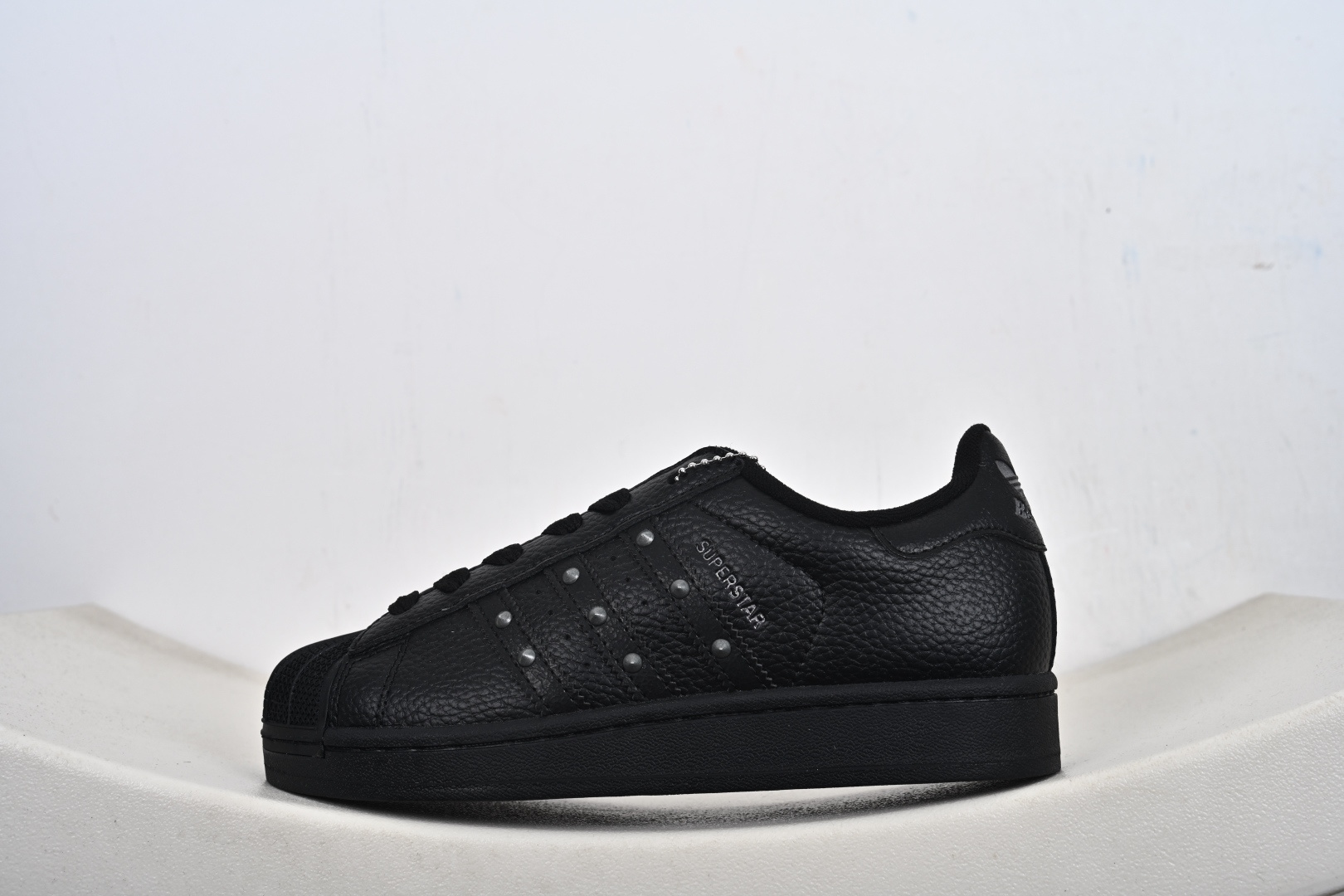 Adidas Original Superstar 2 黑色铆钉柏林联名阿迪达斯 低帮 全黑 男女同款 贝壳头2代防滑耐磨轻便低邦板鞋 JQ3225-Top High Quatity Cheap Sneakers Fashion Clothing Clothes Bags handbags Shoes of all Brand wholesale With The best Quality And Beautiful Price from China Factory Chinese suppliers wholesaler seller Adidas Original Superstar 2 黑色铆钉柏林联名阿迪达斯 低帮 全黑 男女同款 贝壳头2代防滑耐磨轻便低邦板鞋 JQ3225
