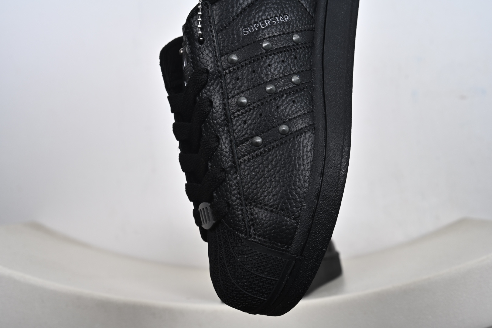 Adidas Original Superstar 2 黑色铆钉柏林联名阿迪达斯 低帮 全黑 男女同款 贝壳头2代防滑耐磨轻便低邦板鞋 JQ3225-Top High Quatity Cheap Sneakers Fashion Clothing Clothes Bags handbags Shoes of all Brand wholesale With The best Quality And Beautiful Price from China Factory Chinese suppliers wholesaler seller Adidas Original Superstar 2 黑色铆钉柏林联名阿迪达斯 低帮 全黑 男女同款 贝壳头2代防滑耐磨轻便低邦板鞋 JQ3225