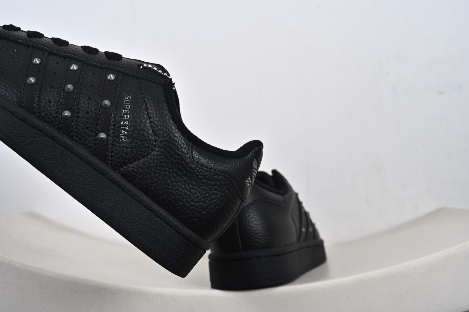 Adidas Original Superstar 2 黑色铆钉柏林联名阿迪达斯 低帮 全黑 男女同款 贝壳头2代防滑耐磨轻便低邦板鞋 JQ3225-Top High Quatity Cheap Sneakers Fashion Clothing Clothes Bags handbags Shoes of all Brand wholesale With The best Quality And Beautiful Price from China Factory Chinese suppliers wholesaler seller Adidas Original Superstar 2 黑色铆钉柏林联名阿迪达斯 低帮 全黑 男女同款 贝壳头2代防滑耐磨轻便低邦板鞋 JQ3225