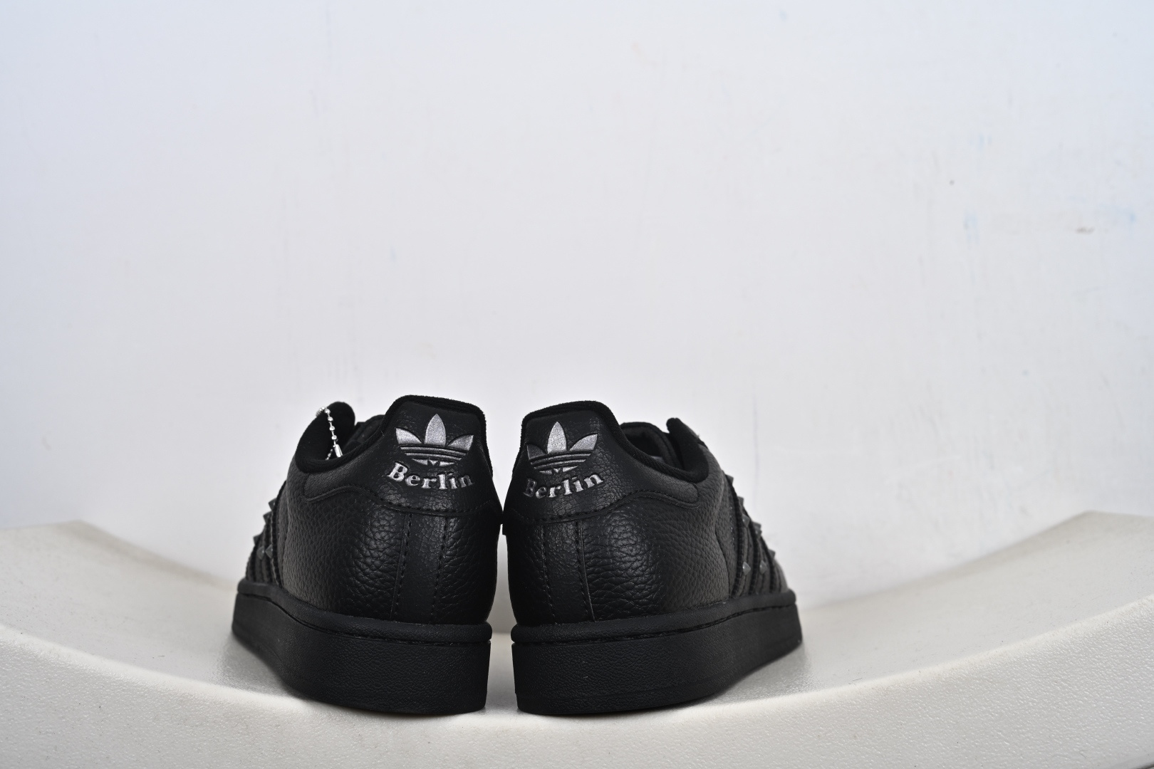 Adidas Original Superstar 2 黑色铆钉柏林联名阿迪达斯 低帮 全黑 男女同款 贝壳头2代防滑耐磨轻便低邦板鞋 JQ3225-Top High Quatity Cheap Sneakers Fashion Clothing Clothes Bags handbags Shoes of all Brand wholesale With The best Quality And Beautiful Price from China Factory Chinese suppliers wholesaler seller Adidas Original Superstar 2 黑色铆钉柏林联名阿迪达斯 低帮 全黑 男女同款 贝壳头2代防滑耐磨轻便低邦板鞋 JQ3225