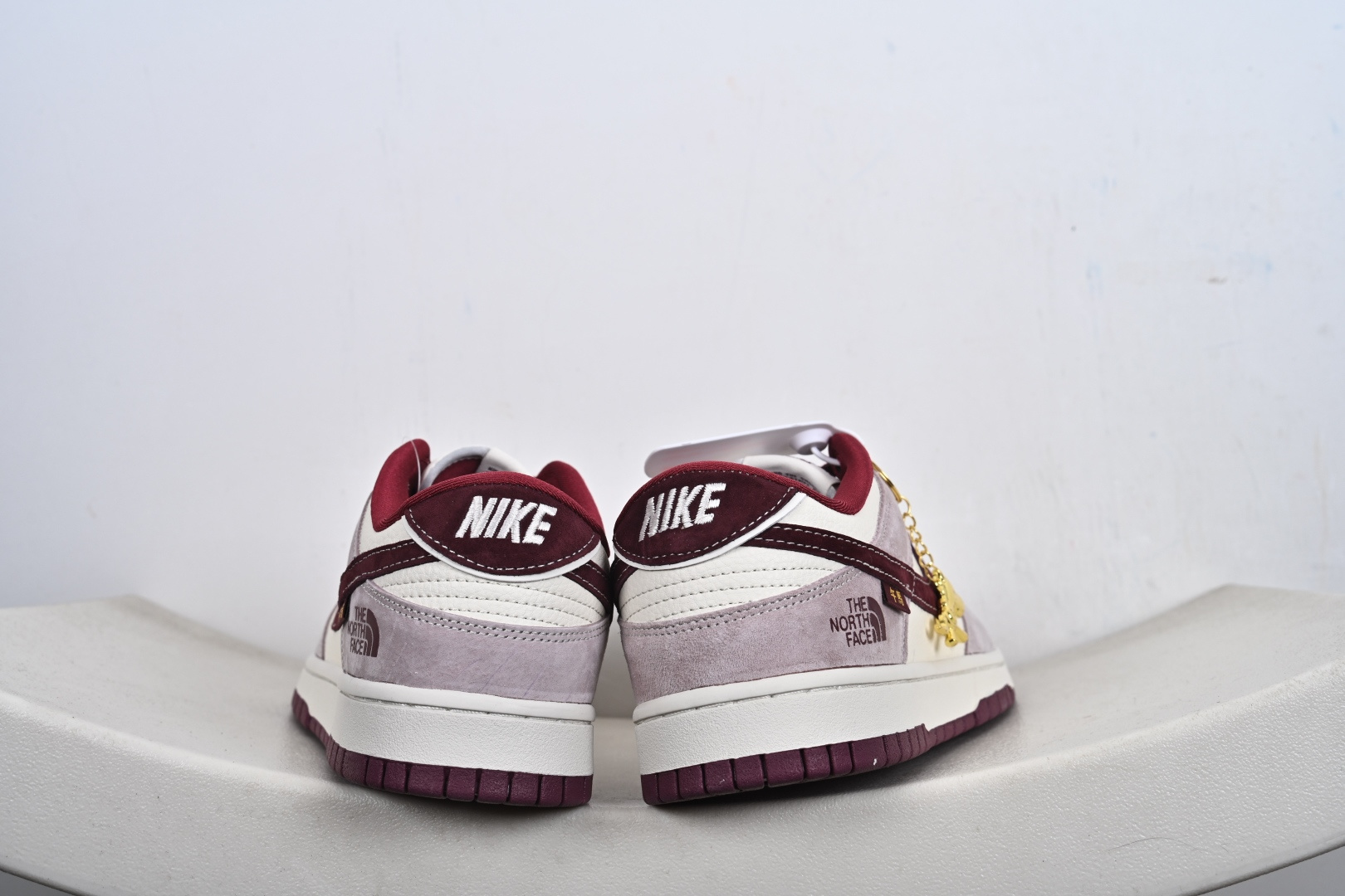 Nike SB Dunk Low x The North Face 北面联名马年限定-猪八红 DN3168-016