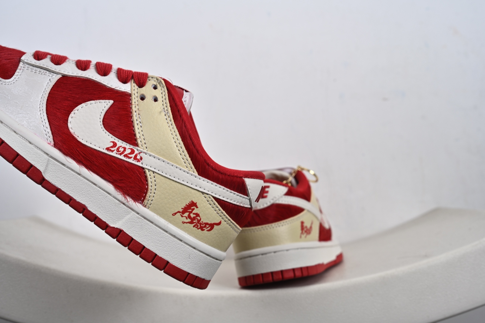 马年定制限量发售马到成功 Nike SB Dunk Low“ 马年限定------白红马毛” 特殊定制材料 高端定制 低帮休闲板鞋 DS6608-020-Top High Quatity Cheap Sneakers Fashion Clothing Clothes Bags handbags Shoes of all Brand wholesale With The best Quality And Beautiful Price from China Factory Chinese suppliers wholesaler seller 马年定制限量发售马到成功 Nike SB Dunk Low“ 马年限定------白红马毛” 特殊定制材料 高端定制 低帮休闲板鞋 DS6608-020