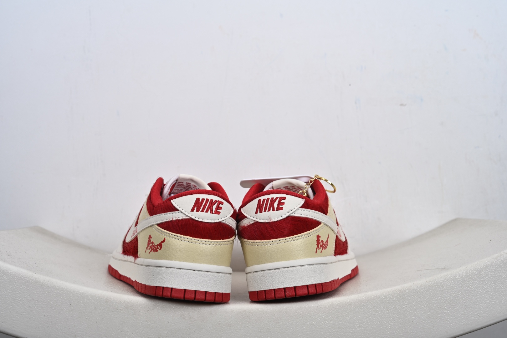 马年定制限量发售马到成功 Nike SB Dunk Low“ 马年限定------白红马毛” 特殊定制材料 高端定制 低帮休闲板鞋 DS6608-020-Top High Quatity Cheap Sneakers Fashion Clothing Clothes Bags handbags Shoes of all Brand wholesale With The best Quality And Beautiful Price from China Factory Chinese suppliers wholesaler seller 马年定制限量发售马到成功 Nike SB Dunk Low“ 马年限定------白红马毛” 特殊定制材料 高端定制 低帮休闲板鞋 DS6608-020