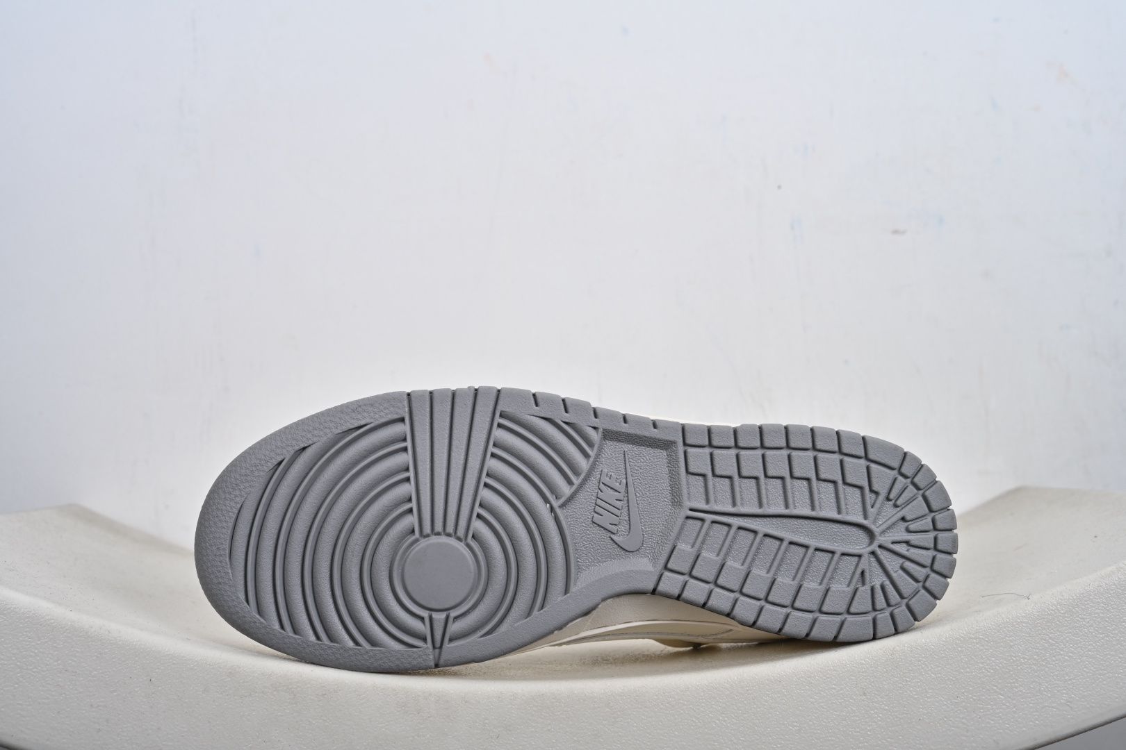 Nike SB Dunk Low“ NIKE灰—米灰三勾绑绳” 周年高端定制 低帮休闲板鞋 JP2026-103-Top High Quatity Cheap Sneakers Fashion Clothing Clothes Bags handbags Shoes of all Brand wholesale With The best Quality And Beautiful Price from China Factory Chinese suppliers wholesaler seller Nike SB Dunk Low“ NIKE灰—米灰三勾绑绳” 周年高端定制 低帮休闲板鞋 JP2026-103