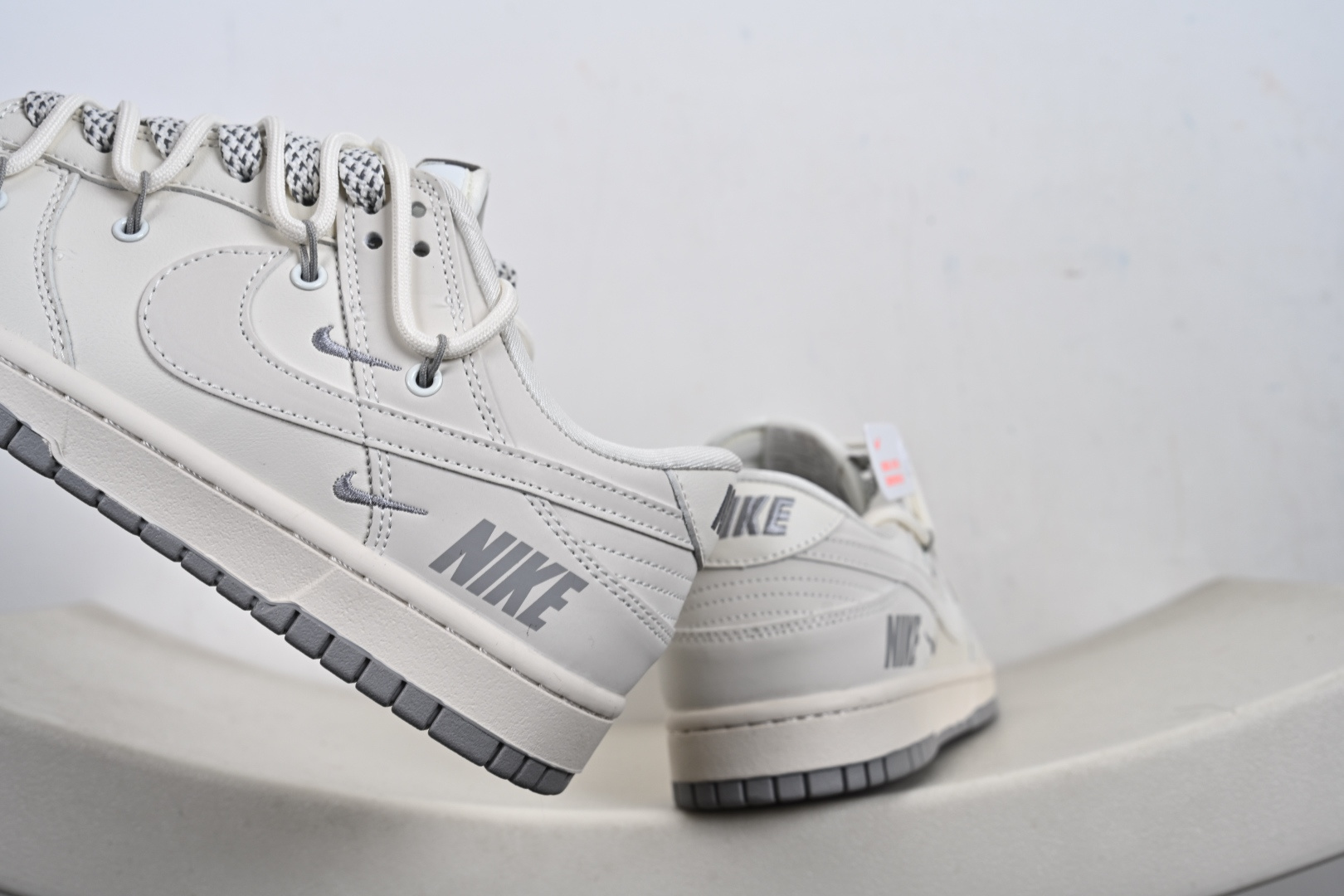 Nike SB Dunk Low“ NIKE灰—米灰三勾绑绳” 周年高端定制 低帮休闲板鞋 JP2026-103-Top High Quatity Cheap Sneakers Fashion Clothing Clothes Bags handbags Shoes of all Brand wholesale With The best Quality And Beautiful Price from China Factory Chinese suppliers wholesaler seller Nike SB Dunk Low“ NIKE灰—米灰三勾绑绳” 周年高端定制 低帮休闲板鞋 JP2026-103