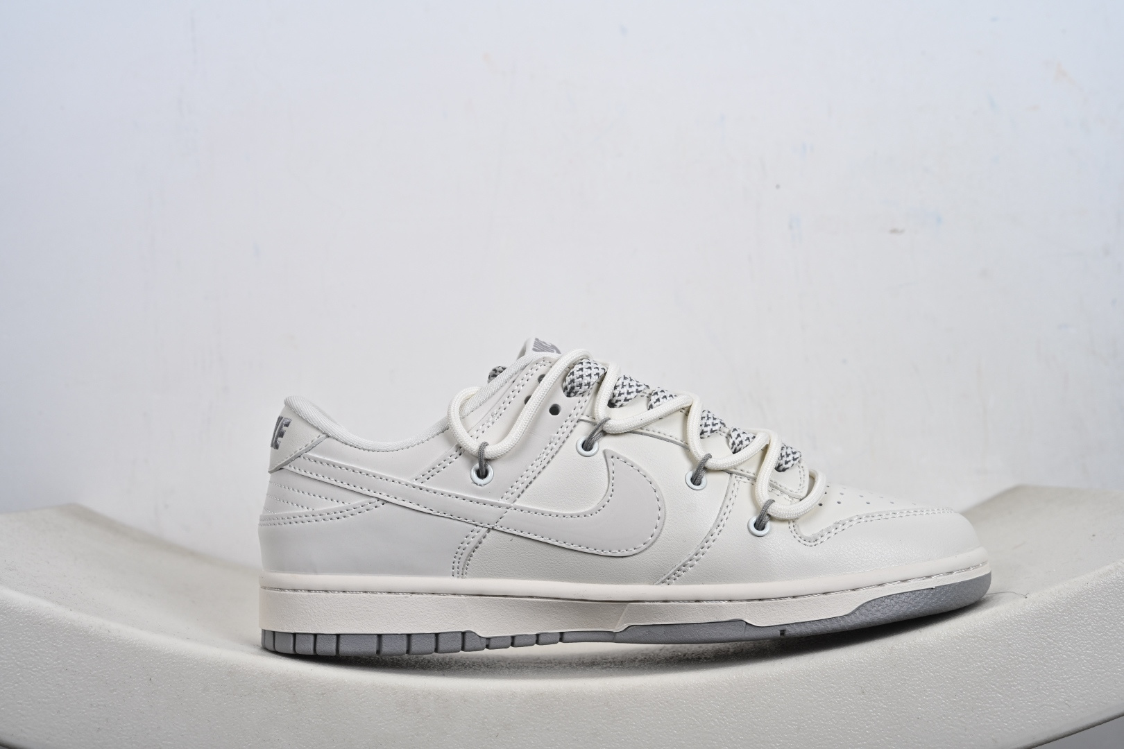 Nike SB Dunk Low“ NIKE灰—米灰三勾绑绳” 周年高端定制 低帮休闲板鞋 JP2026-103-Top High Quatity Cheap Sneakers Fashion Clothing Clothes Bags handbags Shoes of all Brand wholesale With The best Quality And Beautiful Price from China Factory Chinese suppliers wholesaler seller Nike SB Dunk Low“ NIKE灰—米灰三勾绑绳” 周年高端定制 低帮休闲板鞋 JP2026-103