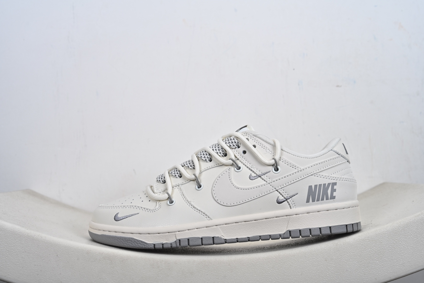 Nike SB Dunk Low“ NIKE灰—米灰三勾绑绳” 周年高端定制 低帮休闲板鞋 JP2026-103-Top High Quatity Cheap Sneakers Fashion Clothing Clothes Bags handbags Shoes of all Brand wholesale With The best Quality And Beautiful Price from China Factory Chinese suppliers wholesaler seller Nike SB Dunk Low“ NIKE灰—米灰三勾绑绳” 周年高端定制 低帮休闲板鞋 JP2026-103