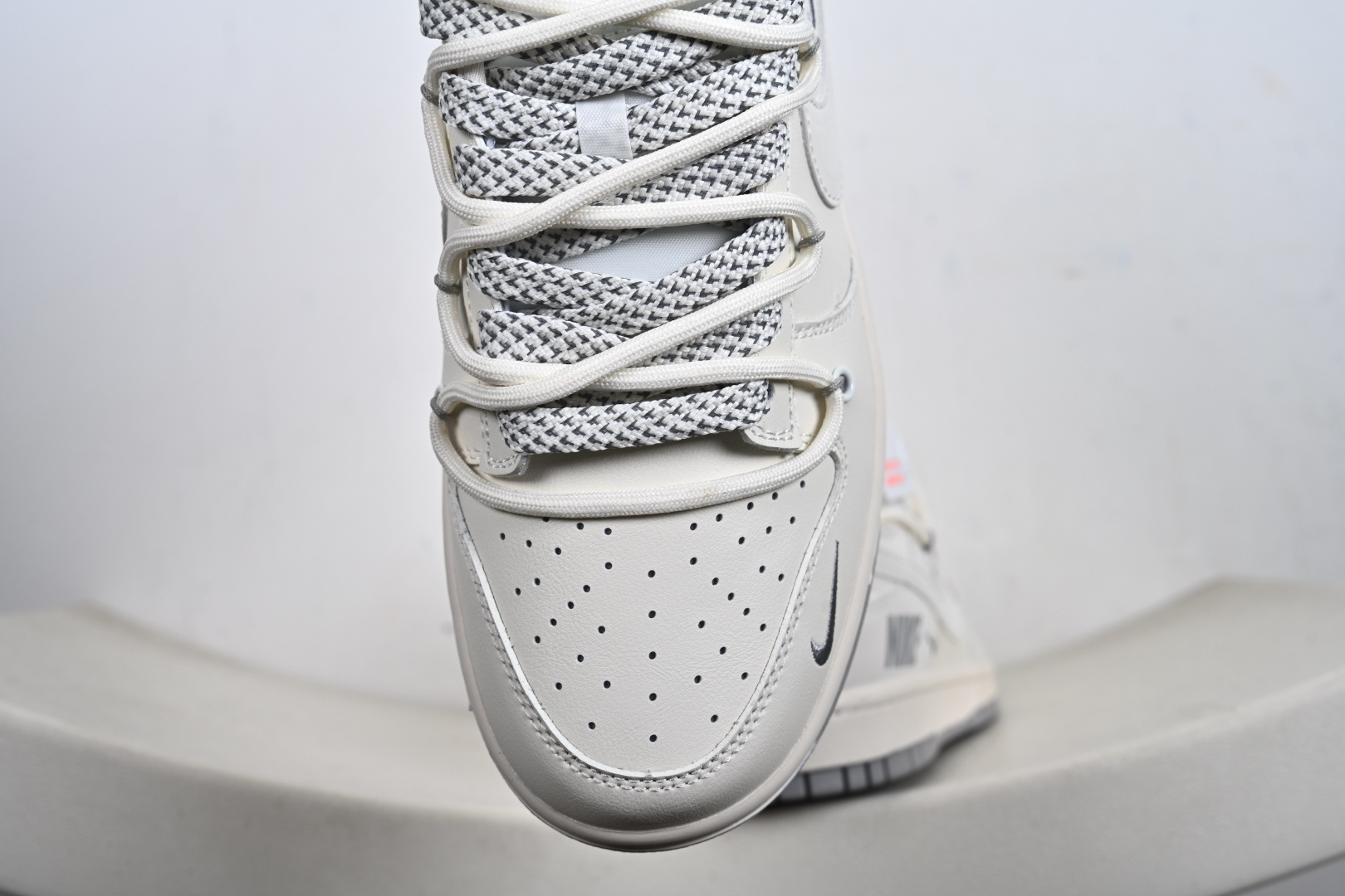 Nike SB Dunk Low“ NIKE灰—米灰三勾绑绳” 周年高端定制 低帮休闲板鞋 JP2026-103-Top High Quatity Cheap Sneakers Fashion Clothing Clothes Bags handbags Shoes of all Brand wholesale With The best Quality And Beautiful Price from China Factory Chinese suppliers wholesaler seller Nike SB Dunk Low“ NIKE灰—米灰三勾绑绳” 周年高端定制 低帮休闲板鞋 JP2026-103