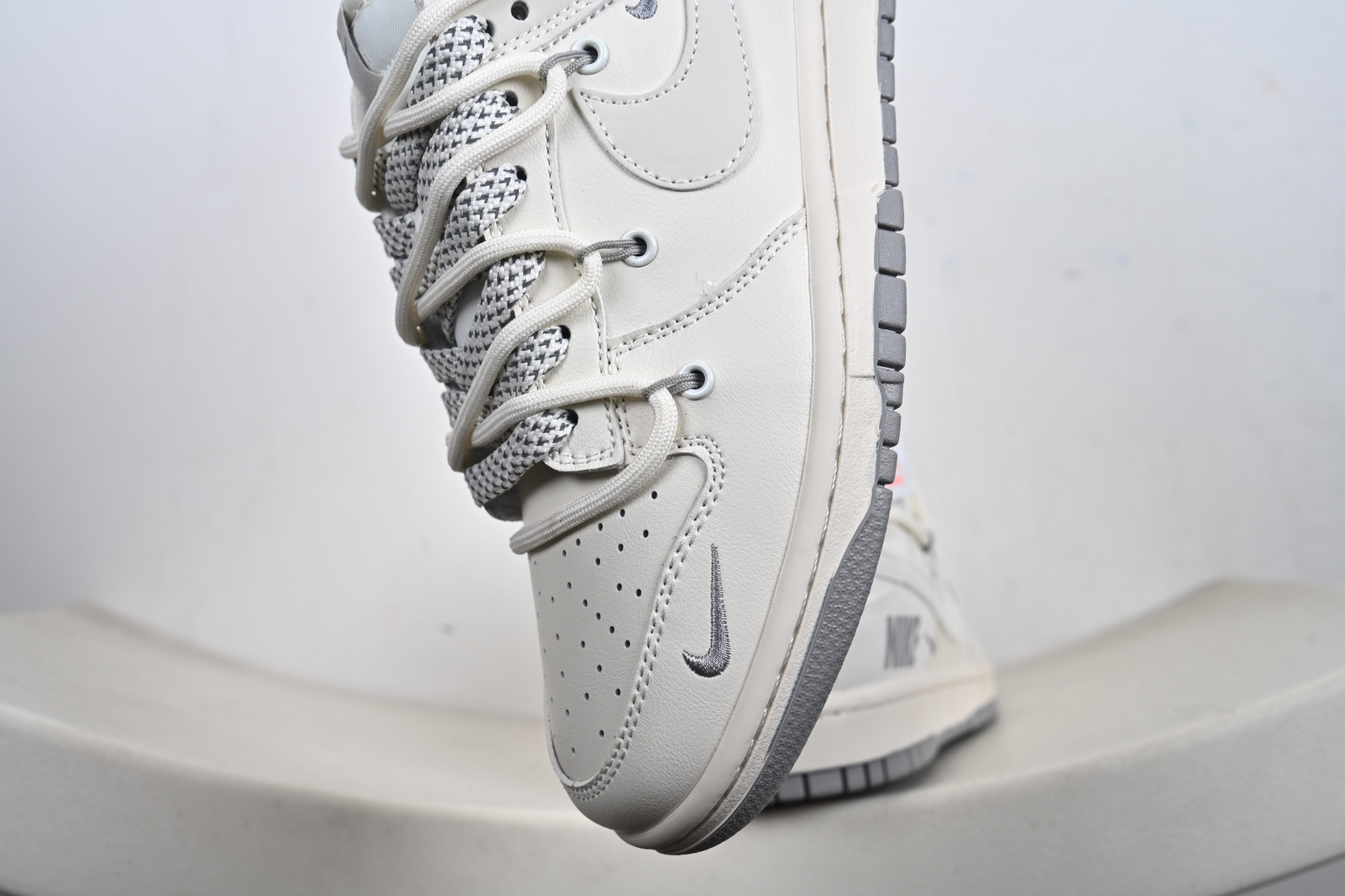 Nike SB Dunk Low“ NIKE灰—米灰三勾绑绳” 周年高端定制 低帮休闲板鞋 JP2026-103-Top High Quatity Cheap Sneakers Fashion Clothing Clothes Bags handbags Shoes of all Brand wholesale With The best Quality And Beautiful Price from China Factory Chinese suppliers wholesaler seller Nike SB Dunk Low“ NIKE灰—米灰三勾绑绳” 周年高端定制 低帮休闲板鞋 JP2026-103