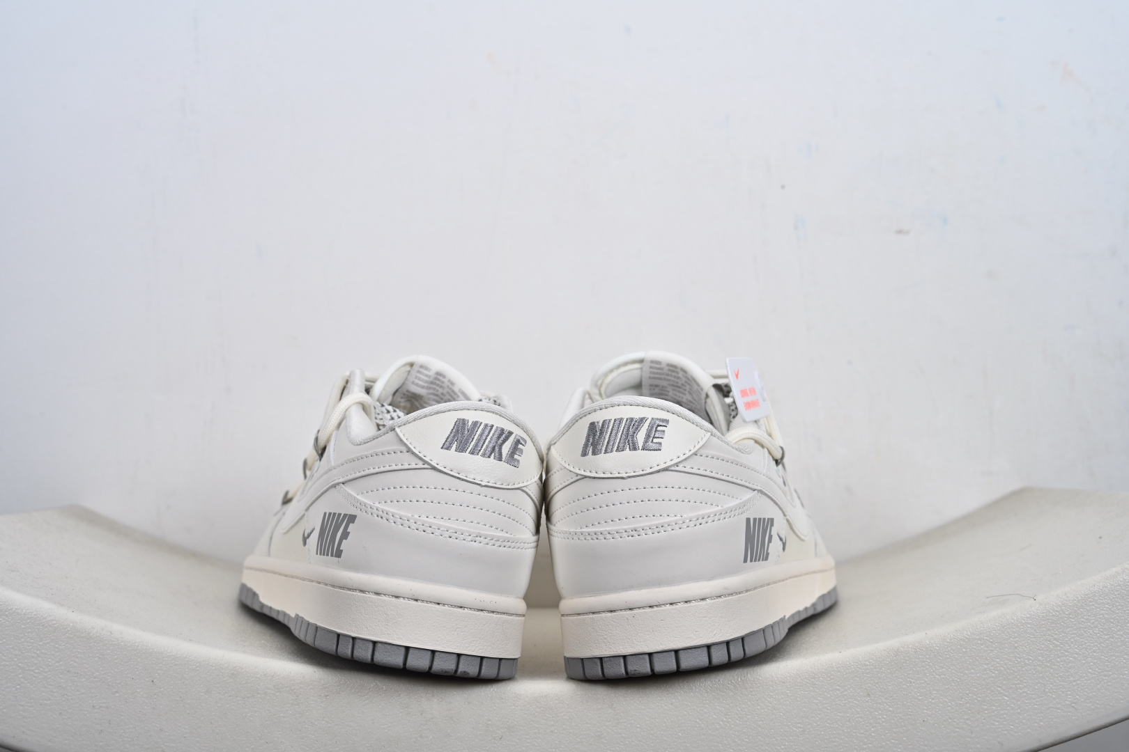 Nike SB Dunk Low“ NIKE灰—米灰三勾绑绳” 周年高端定制 低帮休闲板鞋 JP2026-103-Top High Quatity Cheap Sneakers Fashion Clothing Clothes Bags handbags Shoes of all Brand wholesale With The best Quality And Beautiful Price from China Factory Chinese suppliers wholesaler seller Nike SB Dunk Low“ NIKE灰—米灰三勾绑绳” 周年高端定制 低帮休闲板鞋 JP2026-103
