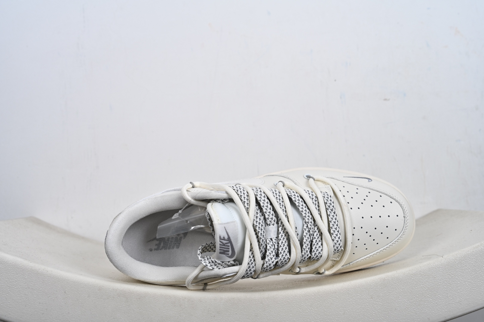 Nike SB Dunk Low“ NIKE灰—米灰三勾绑绳” 周年高端定制 低帮休闲板鞋 JP2026-103-Top High Quatity Cheap Sneakers Fashion Clothing Clothes Bags handbags Shoes of all Brand wholesale With The best Quality And Beautiful Price from China Factory Chinese suppliers wholesaler seller Nike SB Dunk Low“ NIKE灰—米灰三勾绑绳” 周年高端定制 低帮休闲板鞋 JP2026-103