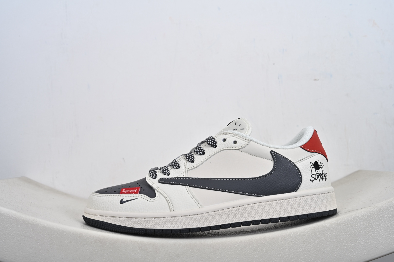 Travis Scott x Jordan 1 Low “Supreme联名——蜘蛛米黑红” 高端定制 乔丹倒勾低帮休闲板鞋 QW5088-210-Top High Quatity Cheap Sneakers Fashion Clothing Clothes Bags handbags Shoes of all Brand wholesale With The best Quality And Beautiful Price from China Factory Chinese suppliers wholesaler seller Travis Scott x Jordan 1 Low “Supreme联名——蜘蛛米黑红” 高端定制 乔丹倒勾低帮休闲板鞋 QW5088-210