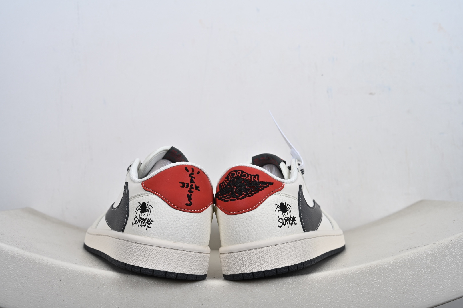 Travis Scott x Jordan 1 Low “Supreme联名——蜘蛛米黑红” 高端定制 乔丹倒勾低帮休闲板鞋 QW5088-210-Top High Quatity Cheap Sneakers Fashion Clothing Clothes Bags handbags Shoes of all Brand wholesale With The best Quality And Beautiful Price from China Factory Chinese suppliers wholesaler seller Travis Scott x Jordan 1 Low “Supreme联名——蜘蛛米黑红” 高端定制 乔丹倒勾低帮休闲板鞋 QW5088-210