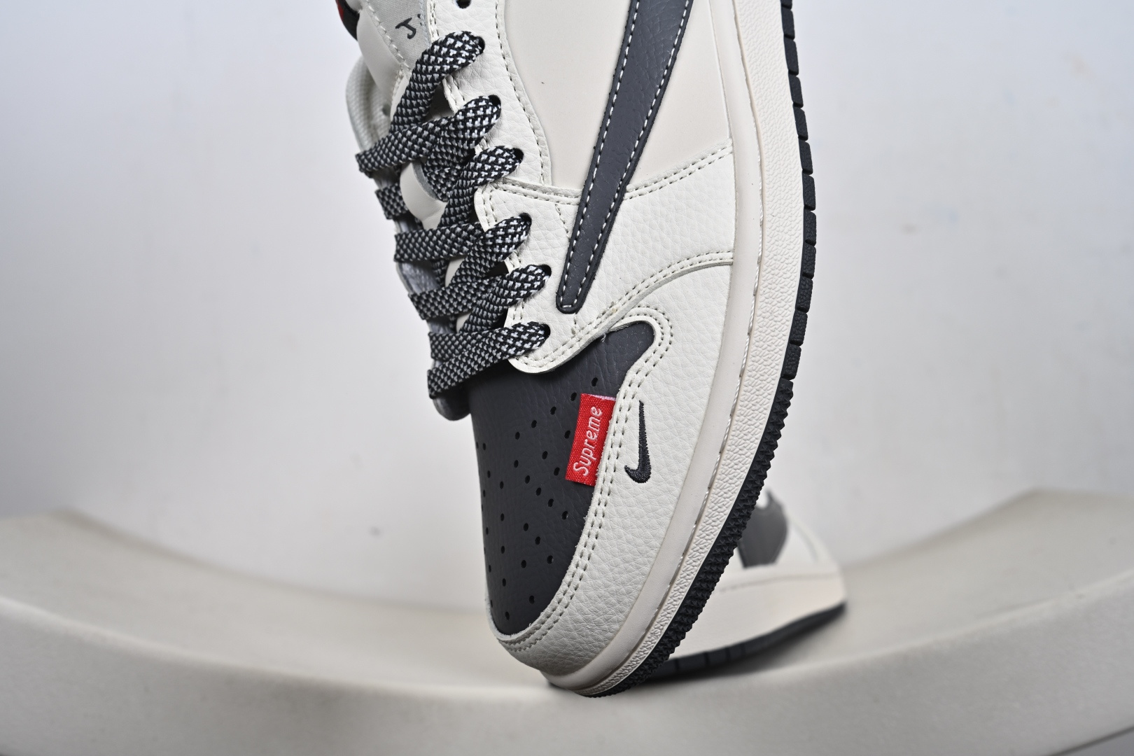 Travis Scott x Jordan 1 Low “Supreme联名——蜘蛛米黑红” 高端定制 乔丹倒勾低帮休闲板鞋 QW5088-210-Top High Quatity Cheap Sneakers Fashion Clothing Clothes Bags handbags Shoes of all Brand wholesale With The best Quality And Beautiful Price from China Factory Chinese suppliers wholesaler seller Travis Scott x Jordan 1 Low “Supreme联名——蜘蛛米黑红” 高端定制 乔丹倒勾低帮休闲板鞋 QW5088-210