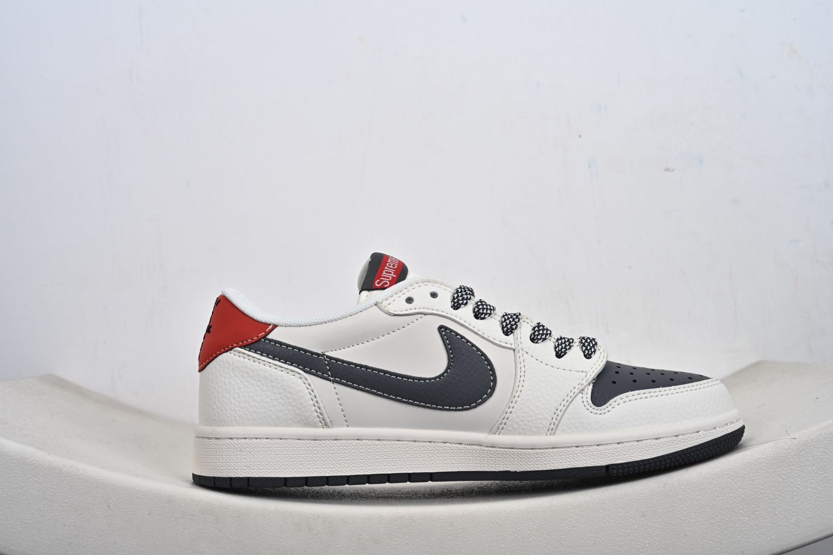 Travis Scott x Jordan 1 Low “Supreme联名——蜘蛛米黑红” 高端定制 乔丹倒勾低帮休闲板鞋 QW5088-210-Top High Quatity Cheap Sneakers Fashion Clothing Clothes Bags handbags Shoes of all Brand wholesale With The best Quality And Beautiful Price from China Factory Chinese suppliers wholesaler seller Travis Scott x Jordan 1 Low “Supreme联名——蜘蛛米黑红” 高端定制 乔丹倒勾低帮休闲板鞋 QW5088-210