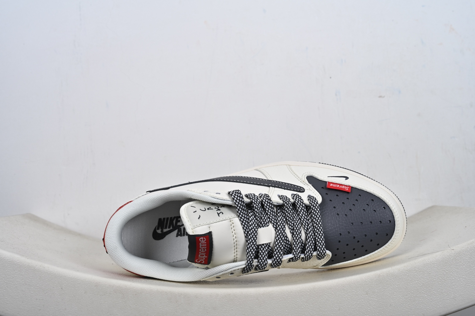 Travis Scott x Jordan 1 Low “Supreme联名——蜘蛛米黑红” 高端定制 乔丹倒勾低帮休闲板鞋 QW5088-210-Top High Quatity Cheap Sneakers Fashion Clothing Clothes Bags handbags Shoes of all Brand wholesale With The best Quality And Beautiful Price from China Factory Chinese suppliers wholesaler seller Travis Scott x Jordan 1 Low “Supreme联名——蜘蛛米黑红” 高端定制 乔丹倒勾低帮休闲板鞋 QW5088-210
