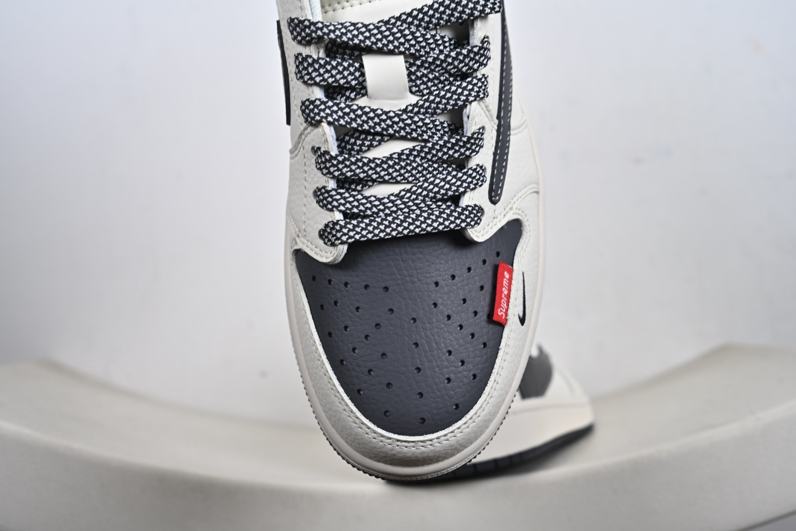 Travis Scott x Jordan 1 Low “Supreme联名——蜘蛛米黑红” 高端定制 乔丹倒勾低帮休闲板鞋 QW5088-210-Top High Quatity Cheap Sneakers Fashion Clothing Clothes Bags handbags Shoes of all Brand wholesale With The best Quality And Beautiful Price from China Factory Chinese suppliers wholesaler seller Travis Scott x Jordan 1 Low “Supreme联名——蜘蛛米黑红” 高端定制 乔丹倒勾低帮休闲板鞋 QW5088-210