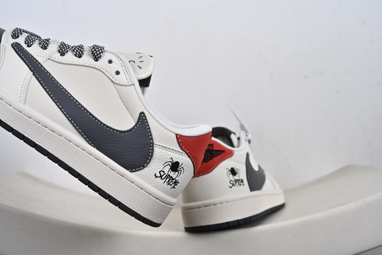 Travis Scott x Jordan 1 Low “Supreme联名——蜘蛛米黑红” 高端定制 乔丹倒勾低帮休闲板鞋 QW5088-210-Top High Quatity Cheap Sneakers Fashion Clothing Clothes Bags handbags Shoes of all Brand wholesale With The best Quality And Beautiful Price from China Factory Chinese suppliers wholesaler seller Travis Scott x Jordan 1 Low “Supreme联名——蜘蛛米黑红” 高端定制 乔丹倒勾低帮休闲板鞋 QW5088-210