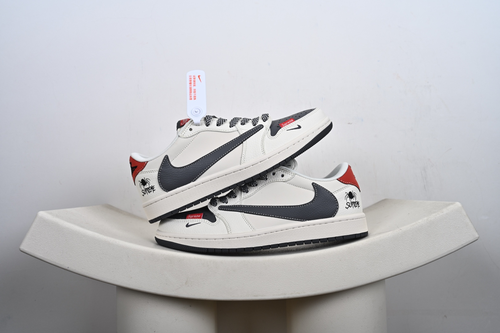 本地💰270优势放店
海外爆款限量发售！ Travis Scott x Jordan 1 Low “Supreme联名——蜘蛛米黑红” 高端定制 乔丹倒勾低帮休闲板鞋 大厂纯原品质出货 纯正版型 定制鞋盒 皮料切割干净无任何毛边 细节完美  超高清洁度
货号：QW5088-210
Size：36 36.5 37.5 38 38.5 39 40 40.5 41 42 42.5 43 44 44.5 45-T1-F3