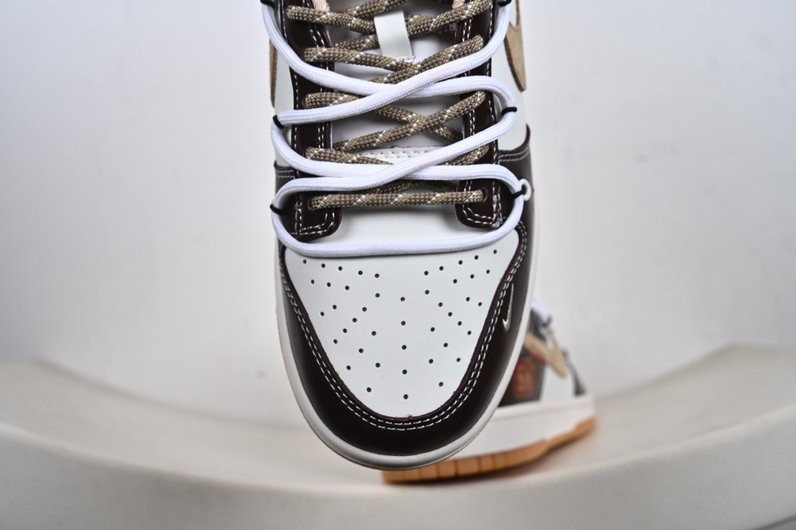 2026年爆款限量发售 Nike SB Dunk Low“ 马年限定—米黑绑绳” 周年高端定制 低帮休闲板鞋 YX5066-C90-Top High Quatity Cheap Sneakers Fashion Clothing Clothes Bags handbags Shoes of all Brand wholesale With The best Quality And Beautiful Price from China Factory Chinese suppliers wholesaler seller 2026年爆款限量发售 Nike SB Dunk Low“ 马年限定—米黑绑绳” 周年高端定制 低帮休闲板鞋 YX5066-C90