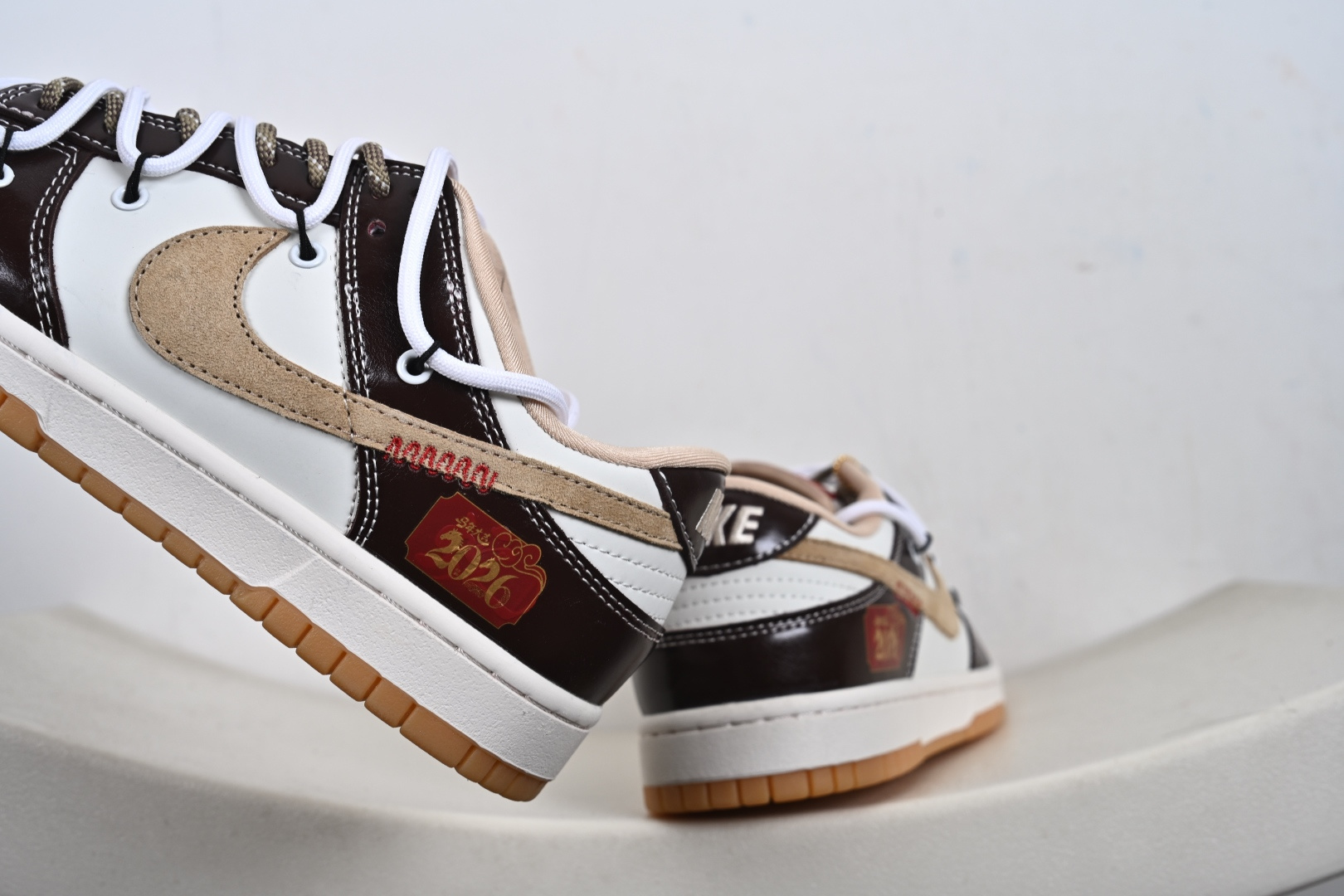 2026年爆款限量发售 Nike SB Dunk Low“ 马年限定—米黑绑绳” 周年高端定制 低帮休闲板鞋 YX5066-C90-Top High Quatity Cheap Sneakers Fashion Clothing Clothes Bags handbags Shoes of all Brand wholesale With The best Quality And Beautiful Price from China Factory Chinese suppliers wholesaler seller 2026年爆款限量发售 Nike SB Dunk Low“ 马年限定—米黑绑绳” 周年高端定制 低帮休闲板鞋 YX5066-C90