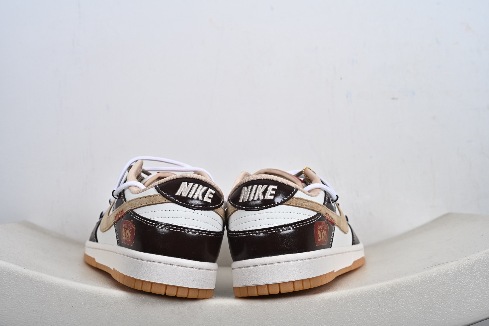 2026年爆款限量发售 Nike SB Dunk Low“ 马年限定—米黑绑绳” 周年高端定制 低帮休闲板鞋 YX5066-C90-Top High Quatity Cheap Sneakers Fashion Clothing Clothes Bags handbags Shoes of all Brand wholesale With The best Quality And Beautiful Price from China Factory Chinese suppliers wholesaler seller 2026年爆款限量发售 Nike SB Dunk Low“ 马年限定—米黑绑绳” 周年高端定制 低帮休闲板鞋 YX5066-C90