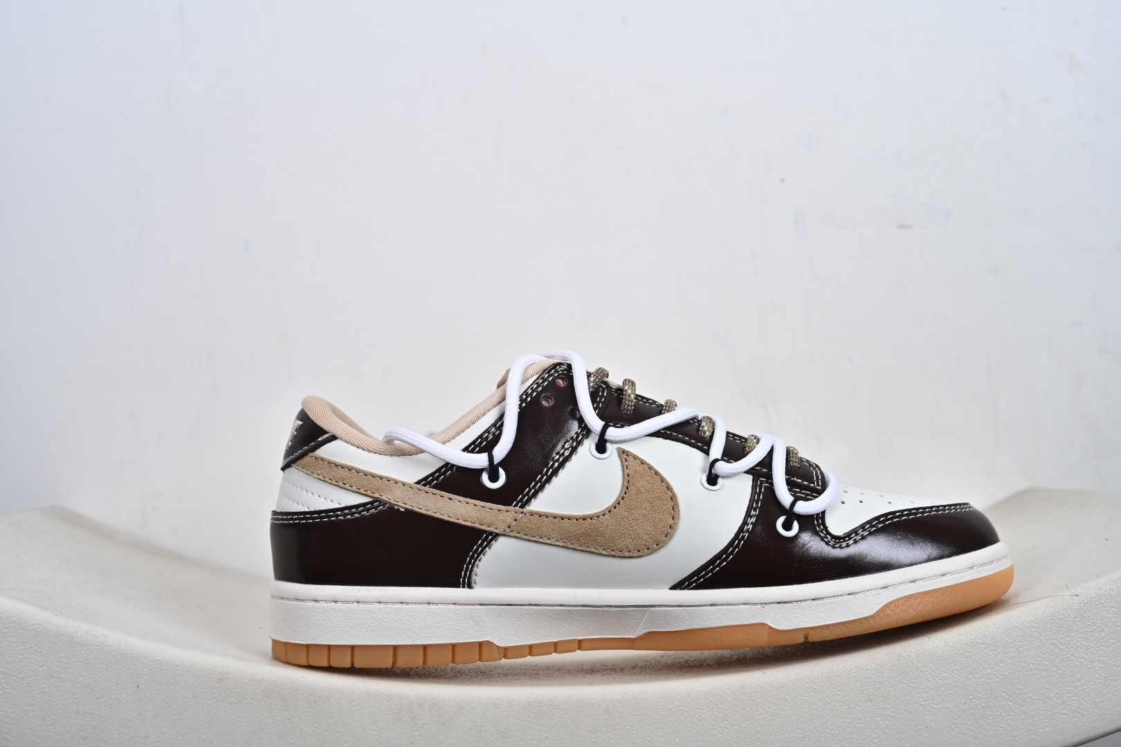 2026年爆款限量发售 Nike SB Dunk Low“ 马年限定—米黑绑绳” 周年高端定制 低帮休闲板鞋 YX5066-C90-Top High Quatity Cheap Sneakers Fashion Clothing Clothes Bags handbags Shoes of all Brand wholesale With The best Quality And Beautiful Price from China Factory Chinese suppliers wholesaler seller 2026年爆款限量发售 Nike SB Dunk Low“ 马年限定—米黑绑绳” 周年高端定制 低帮休闲板鞋 YX5066-C90