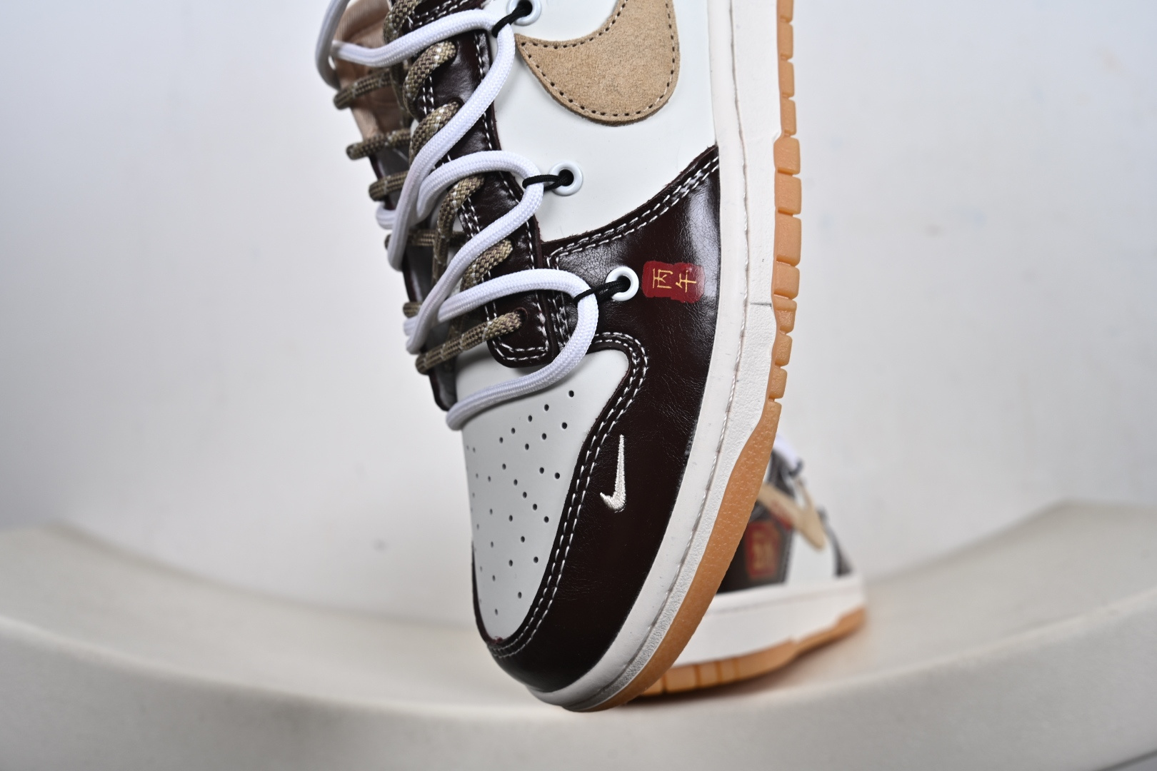 2026年爆款限量发售 Nike SB Dunk Low“ 马年限定—米黑绑绳” 周年高端定制 低帮休闲板鞋 YX5066-C90-Top High Quatity Cheap Sneakers Fashion Clothing Clothes Bags handbags Shoes of all Brand wholesale With The best Quality And Beautiful Price from China Factory Chinese suppliers wholesaler seller 2026年爆款限量发售 Nike SB Dunk Low“ 马年限定—米黑绑绳” 周年高端定制 低帮休闲板鞋 YX5066-C90