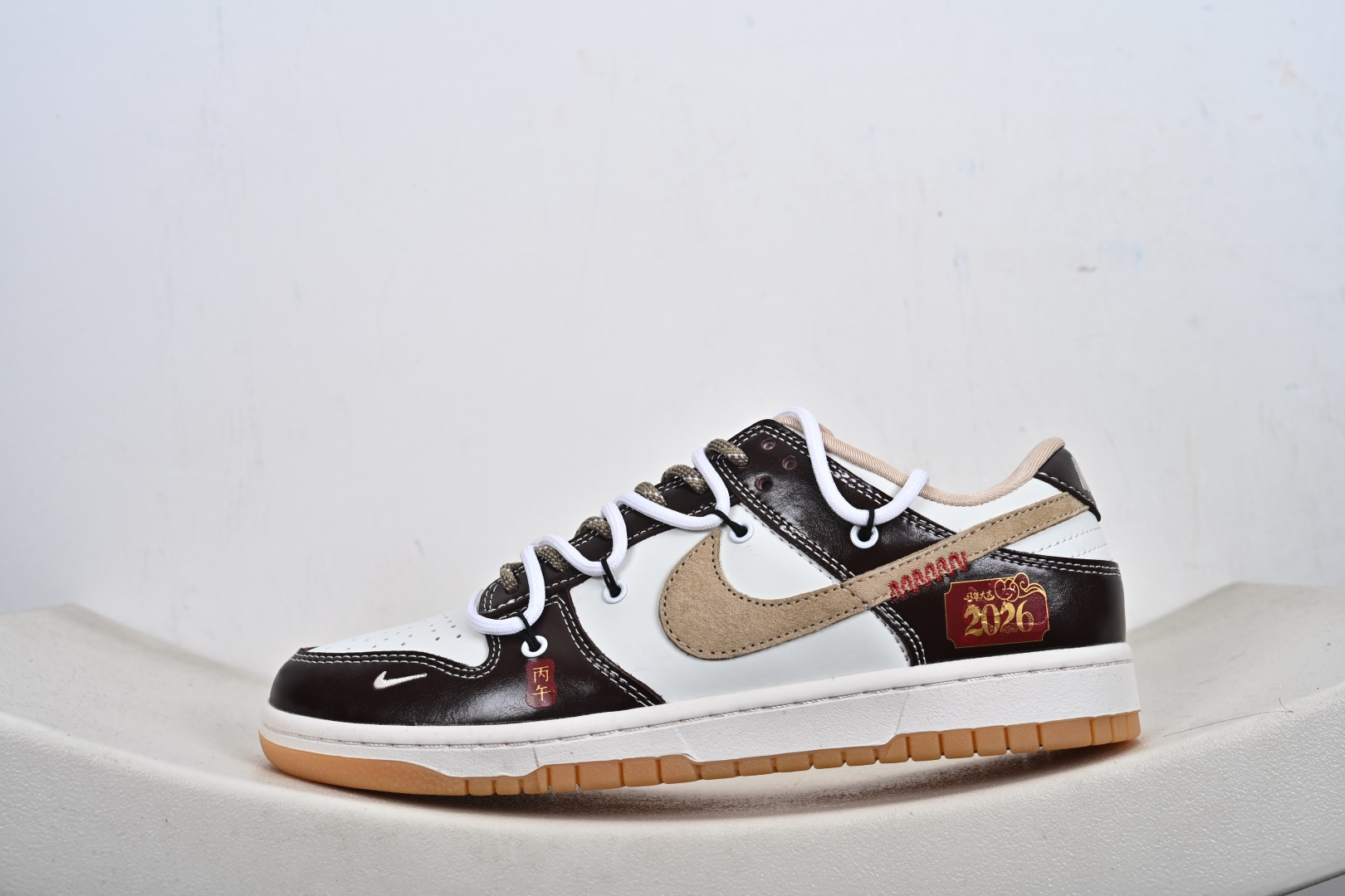 2026年爆款限量发售 Nike SB Dunk Low“ 马年限定—米黑绑绳” 周年高端定制 低帮休闲板鞋 YX5066-C90-Top High Quatity Cheap Sneakers Fashion Clothing Clothes Bags handbags Shoes of all Brand wholesale With The best Quality And Beautiful Price from China Factory Chinese suppliers wholesaler seller 2026年爆款限量发售 Nike SB Dunk Low“ 马年限定—米黑绑绳” 周年高端定制 低帮休闲板鞋 YX5066-C90