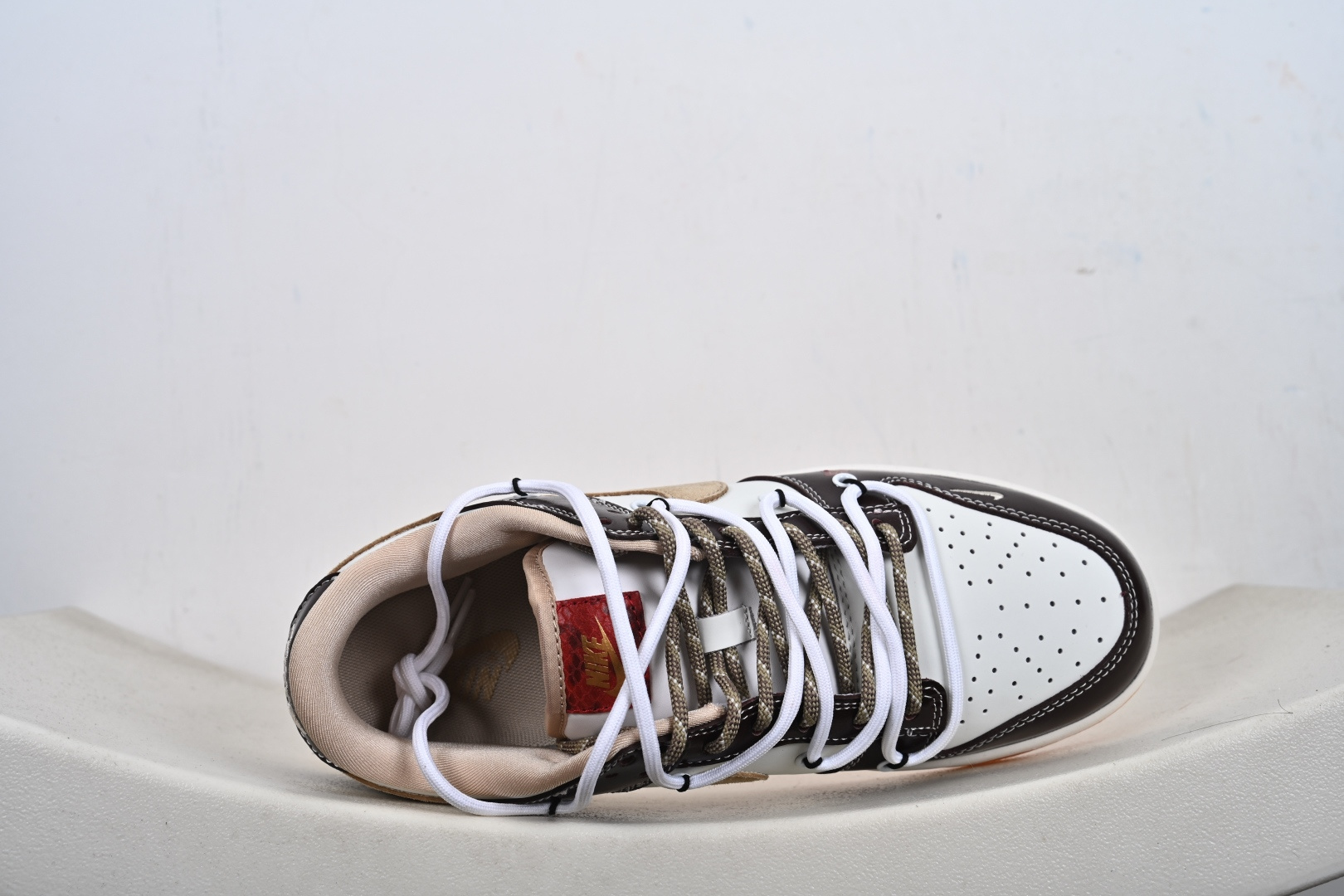 2026年爆款限量发售 Nike SB Dunk Low“ 马年限定—米黑绑绳” 周年高端定制 低帮休闲板鞋 YX5066-C90-Top High Quatity Cheap Sneakers Fashion Clothing Clothes Bags handbags Shoes of all Brand wholesale With The best Quality And Beautiful Price from China Factory Chinese suppliers wholesaler seller 2026年爆款限量发售 Nike SB Dunk Low“ 马年限定—米黑绑绳” 周年高端定制 低帮休闲板鞋 YX5066-C90