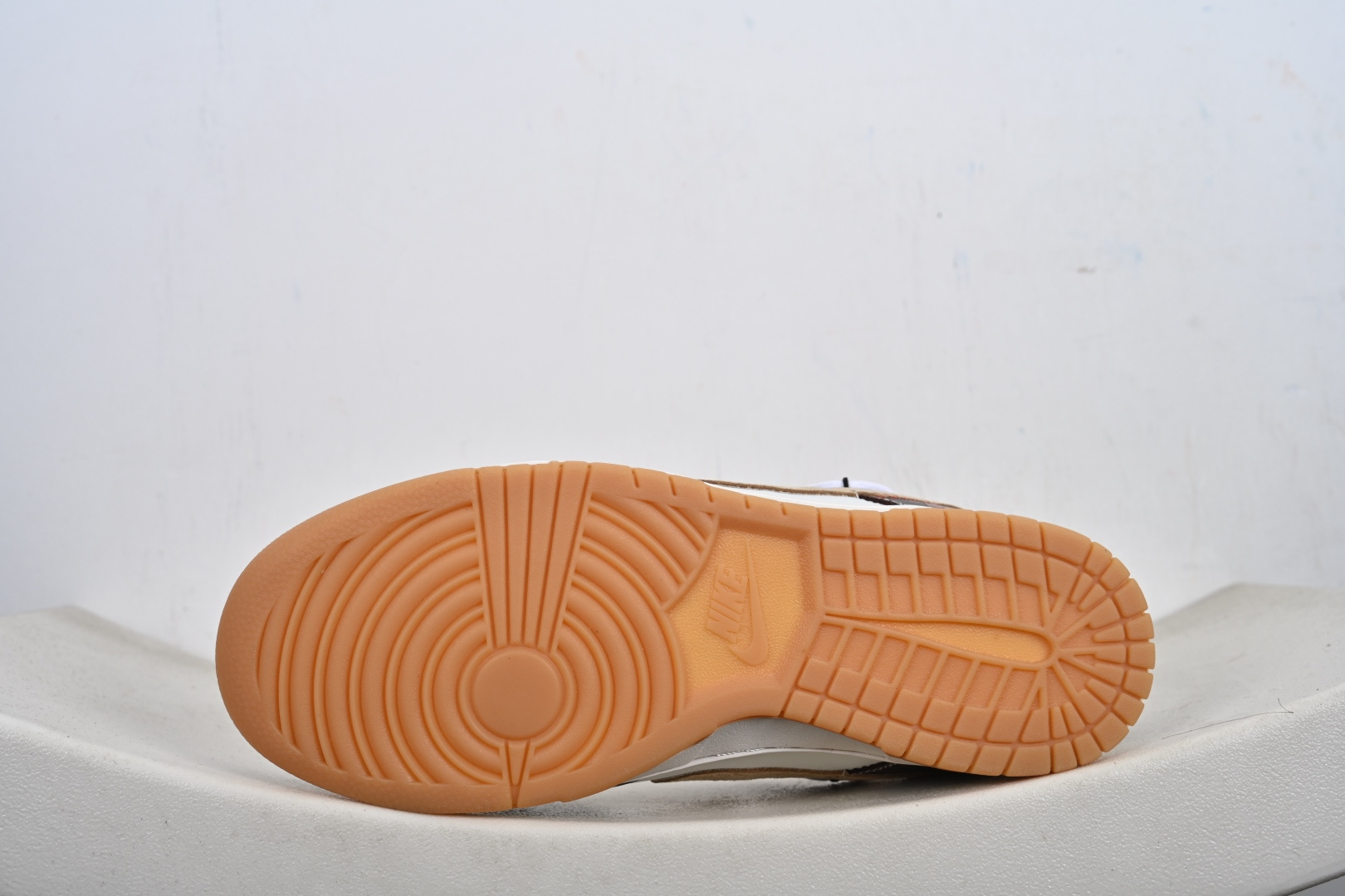 2026年爆款限量发售 Nike SB Dunk Low“ 马年限定—米黑绑绳” 周年高端定制 低帮休闲板鞋 YX5066-C90-Top High Quatity Cheap Sneakers Fashion Clothing Clothes Bags handbags Shoes of all Brand wholesale With The best Quality And Beautiful Price from China Factory Chinese suppliers wholesaler seller 2026年爆款限量发售 Nike SB Dunk Low“ 马年限定—米黑绑绳” 周年高端定制 低帮休闲板鞋 YX5066-C90