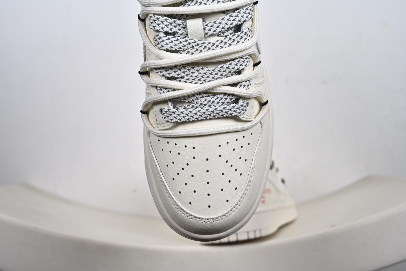 定制版 NK SB Dunk Low L联名绑绳 周年高端定制 低帮休闲板鞋 CX5050-Y52-Top High Quatity Cheap Sneakers Fashion Clothing Clothes Bags handbags Shoes of all Brand wholesale With The best Quality And Beautiful Price from China Factory Chinese suppliers wholesaler seller 定制版 NK SB Dunk Low L联名绑绳 周年高端定制 低帮休闲板鞋 CX5050-Y52