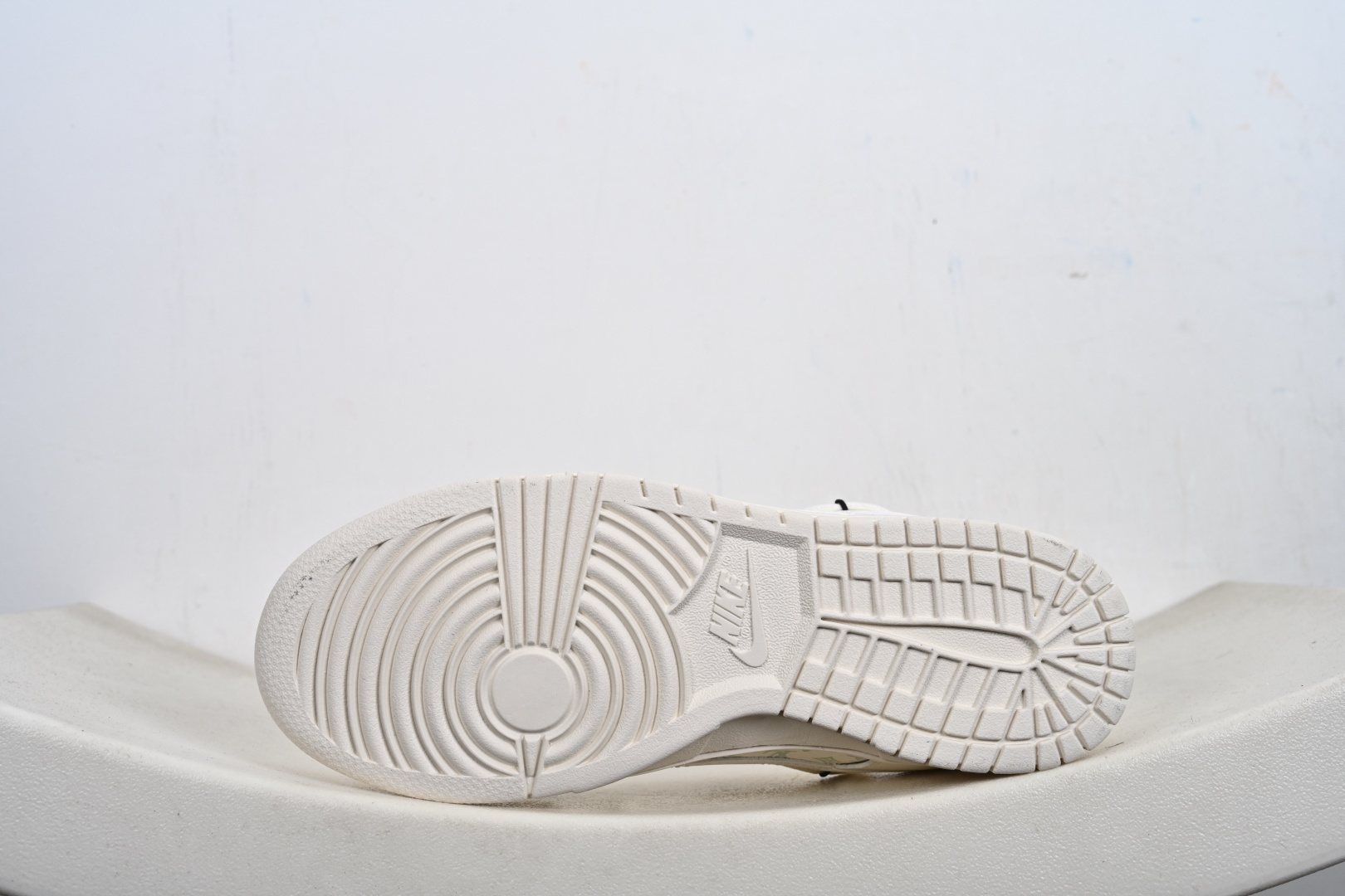 定制版 NK SB Dunk Low L联名绑绳 周年高端定制 低帮休闲板鞋 CX5050-Y52-Top High Quatity Cheap Sneakers Fashion Clothing Clothes Bags handbags Shoes of all Brand wholesale With The best Quality And Beautiful Price from China Factory Chinese suppliers wholesaler seller 定制版 NK SB Dunk Low L联名绑绳 周年高端定制 低帮休闲板鞋 CX5050-Y52