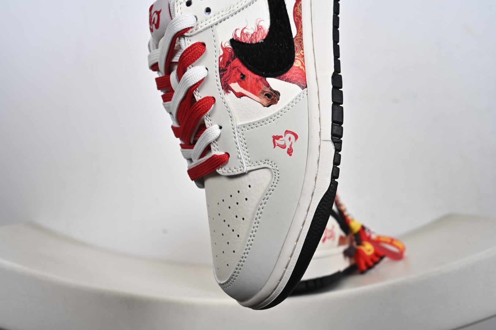 2026年新款限量发售 Nike SB Dunk Low“ 马年限定—汗血宝马” 周年高端定制 低帮休闲板鞋 FC1688-257-Top High Quatity Cheap Sneakers Fashion Clothing Clothes Bags handbags Shoes of all Brand wholesale With The best Quality And Beautiful Price from China Factory Chinese suppliers wholesaler seller 2026年新款限量发售 Nike SB Dunk Low“ 马年限定—汗血宝马” 周年高端定制 低帮休闲板鞋 FC1688-257