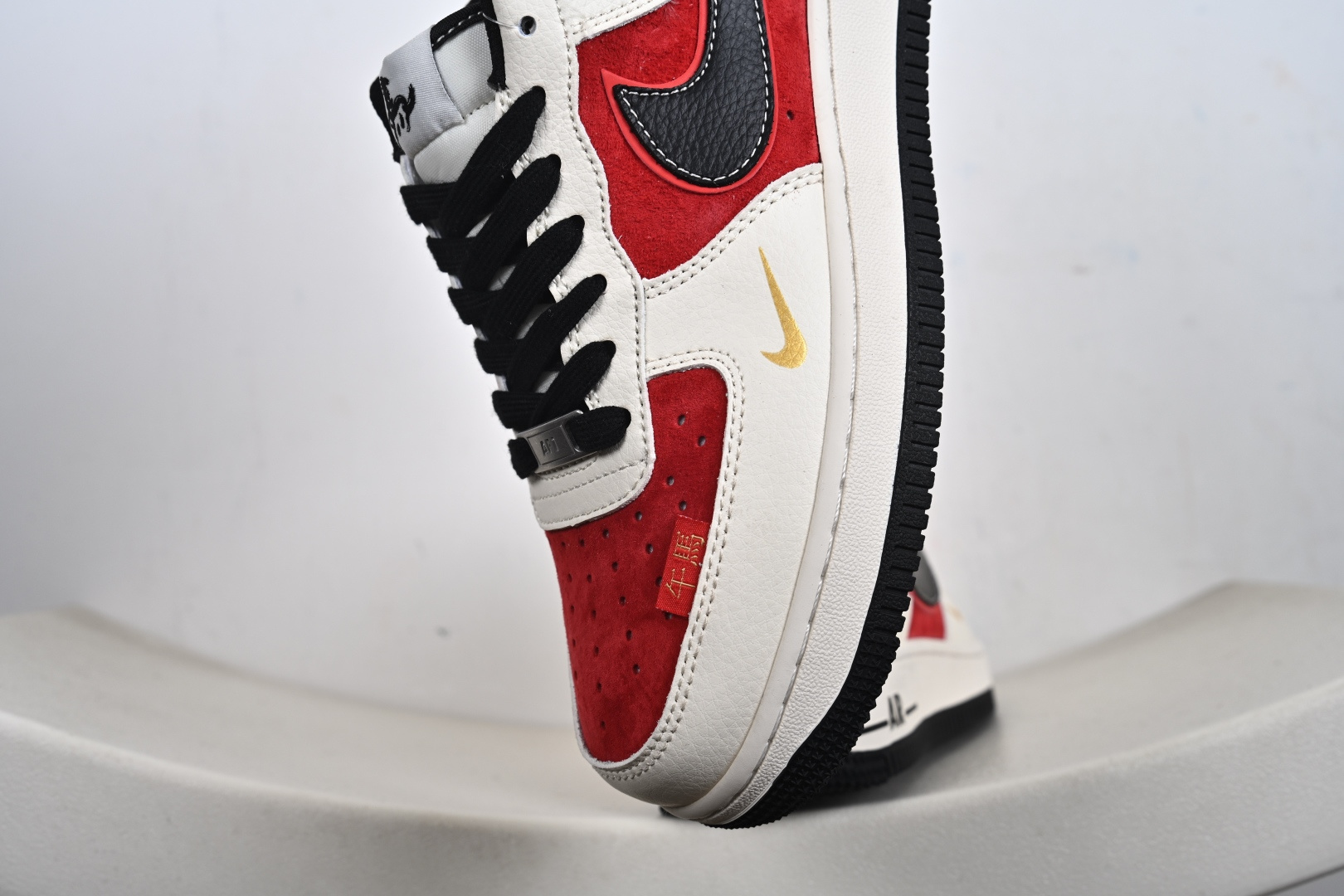 2026年爆款限量发售 NIke Air Force 1 '07 Low “马年限定-米黑红金马”空军一号 低帮 运动鞋 HT5088-616-Top High Quatity Cheap Sneakers Fashion Clothing Clothes Bags handbags Shoes of all Brand wholesale With The best Quality And Beautiful Price from China Factory Chinese suppliers wholesaler seller 2026年爆款限量发售 NIke Air Force 1 '07 Low “马年限定-米黑红金马”空军一号 低帮 运动鞋 HT5088-616