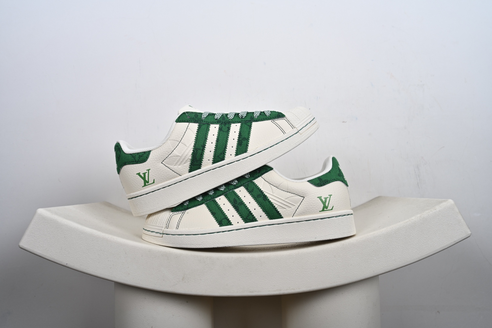 福利特价💰130支持放店‼️‼️‼️
AD Originals Superstar x Louis Vuitton 采用全新头层拼接皮革材质后跟采用特色3D立体印字 渠道正品订单 诠释市场最高工艺水平全鞋进口头层皮料打造区别市面普通真标版本,进出专柜无压力
货号:XS0001、XS0017、
Size:36-45-F2-E0