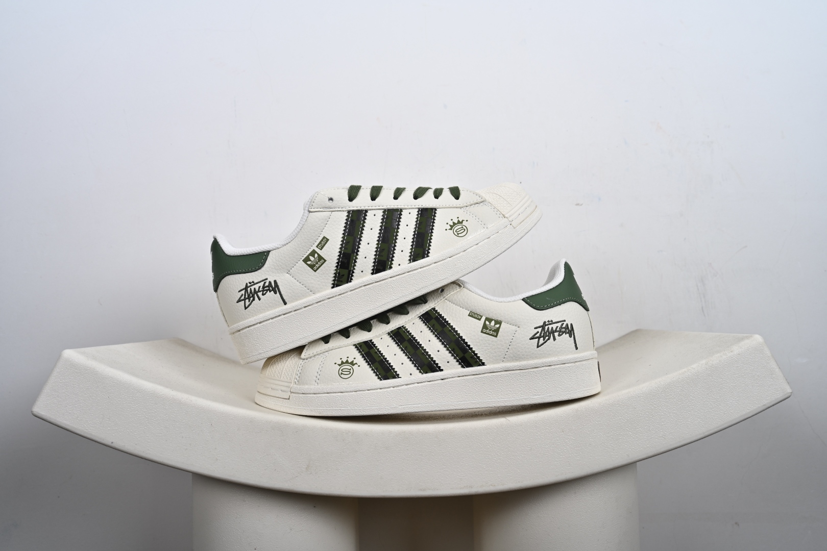 福利特价💰130支持放店‼️‼️‼️
AD Originals Superstar x Louis Vuitton 采用全新头层拼接皮革材质后跟采用特色3D立体印字 渠道正品订单 诠释市场最高工艺水平全鞋进口头层皮料打造区别市面普通真标版本,进出专柜无压力
货号:XS0001、XS0017、XS0009、
Size:36-45-F2-E0