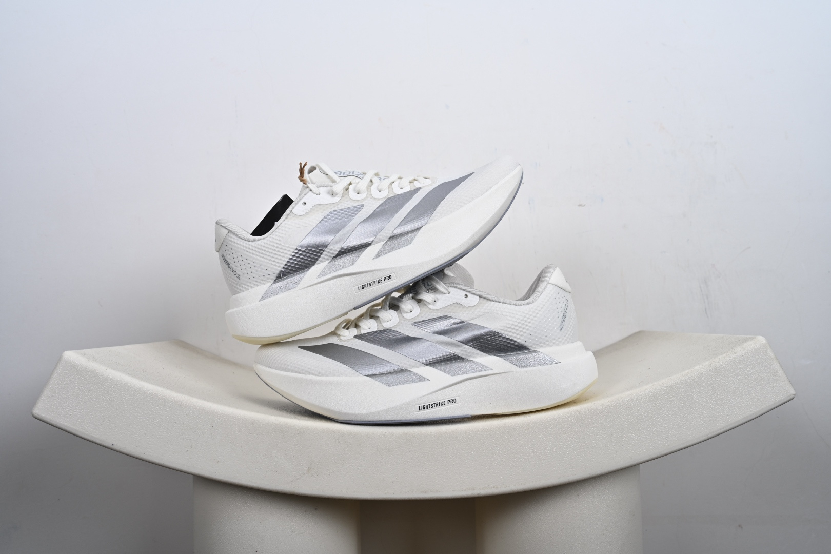 本地💰160支持放店
AD Adizero EVO SL 二代 马拉松竞速专业跑鞋 JR2028
针织网面非常轻薄 纤维间的缝隙很大 可以保证跑步时的透气、排汗效果 鞋舌直接与两侧的内衬和鞋底连接在一起 在跑步过程中不会被鞋舌的左右移动所困扰 在标准鞋带孔的基础上再拓宽一组鞋带孔 适合不同脚型的需求 突破性 EnergyRods 技术，有助于跑者实现更好的成绩 中底独特的LIGHTSTRIKE PRO泡棉材质 微弹感觉在跑步过程中给予了良好的支撑体验 对于顶级精英和高水平进阶跑者来说 ADIOS PRO是一双值得信赖的竞速比赛用鞋 
SIZE：36 36.5 37.5 38 38.5 39 40 40.5 41 42 42.5 43 44 44.5 45-M1-E3