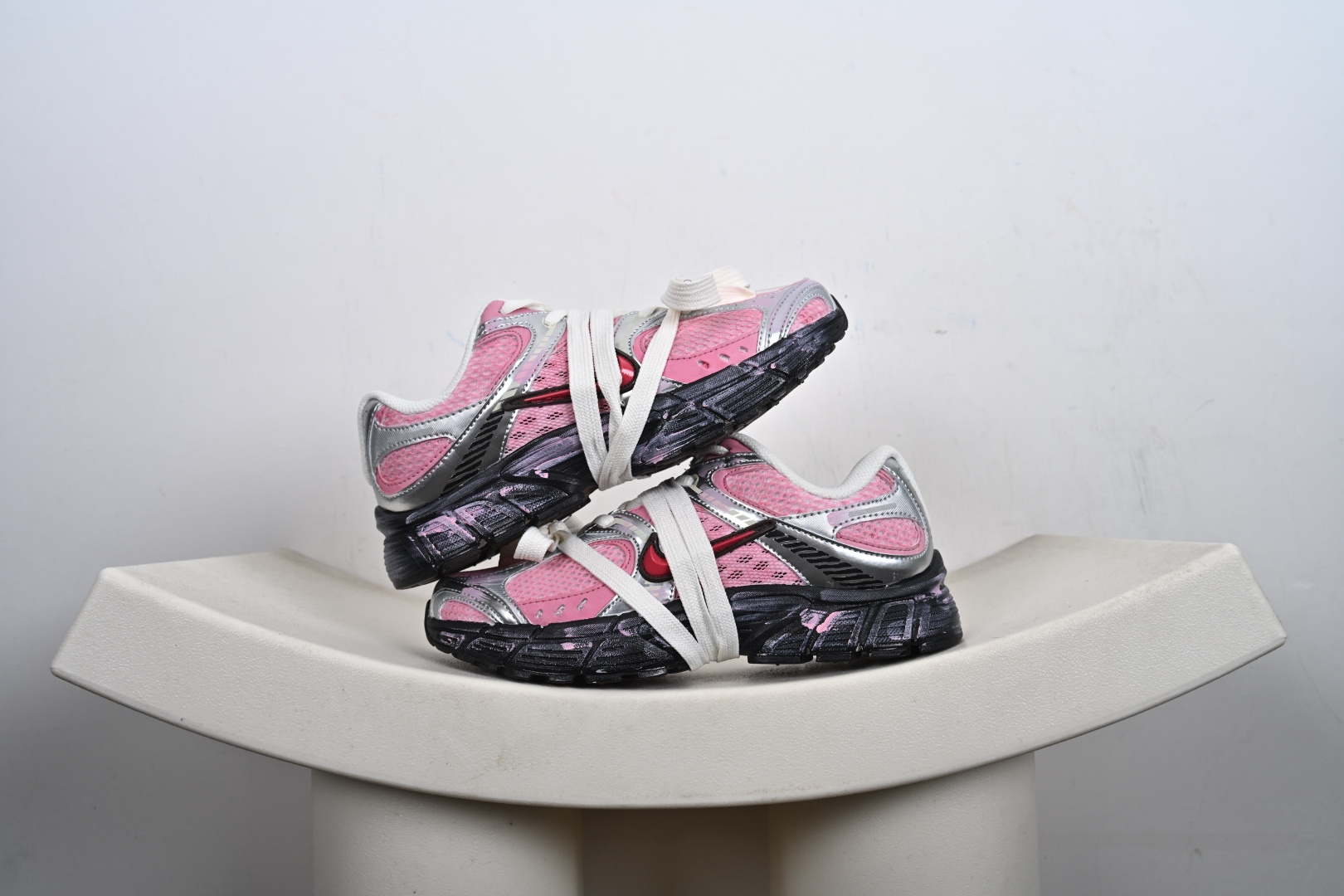 本地💰310优势放店
Nike V5 RNR 复古做旧 解构绑带
舒适百搭防滑耐磨 低帮跑步鞋 
舒适有型适合日常穿着 
该鞋款延续千禧年经典设计搭载泡绵中底厚实而轻盈 
匠心细节巧搭立体耐克勾标志焕新演绎复古跑鞋
官方货号：HQ7901-102
尺码：36-45-X7-F6