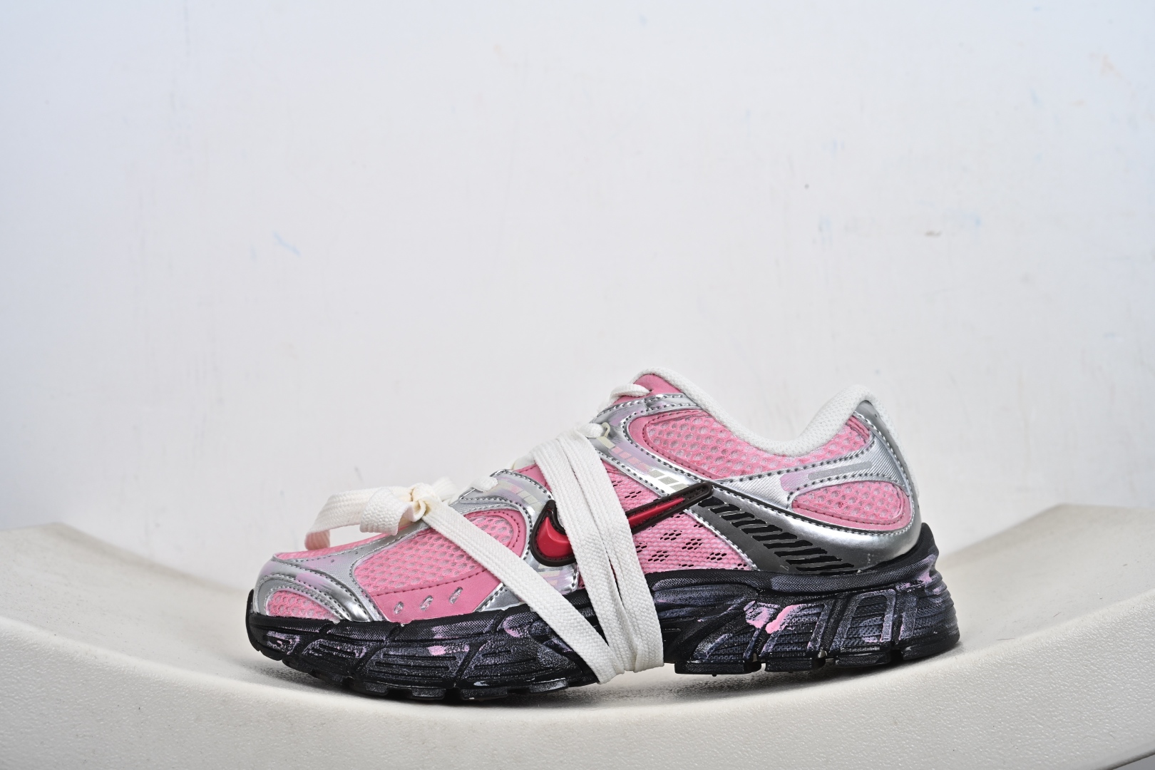 本地💰310优势放店
Nike V5 RNR 复古做旧 解构绑带
舒适百搭防滑耐磨 低帮跑步鞋
舒适有型适合日常穿着
该鞋款延续千禧年经典设计搭载泡绵中底厚实而轻盈
匠心细节巧搭立体耐克勾标志焕新演绎复古跑鞋
官方货号:HQ7901-102
尺码:36-45-X7-F6