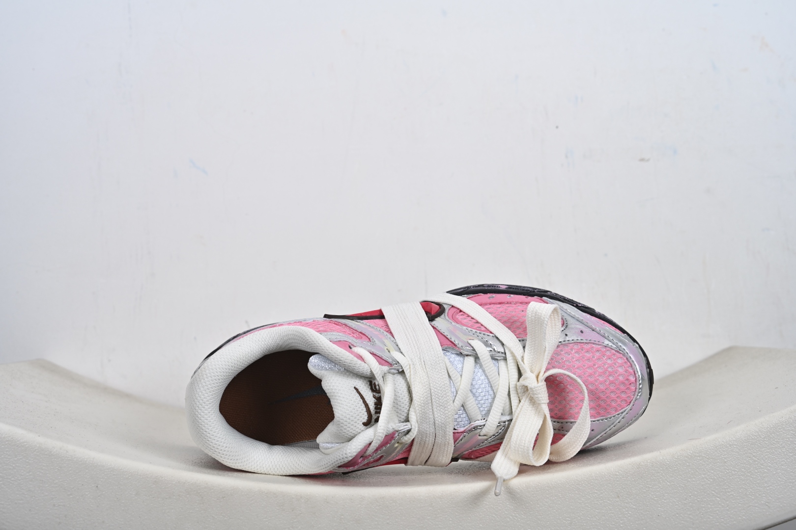 本地💰310优势放店
Nike V5 RNR 复古做旧 解构绑带
舒适百搭防滑耐磨 低帮跑步鞋
舒适有型适合日常穿着
该鞋款延续千禧年经典设计搭载泡绵中底厚实而轻盈
匠心细节巧搭立体耐克勾标志焕新演绎复古跑鞋
官方货号:HQ7901-102
尺码:36-45-X7-F6