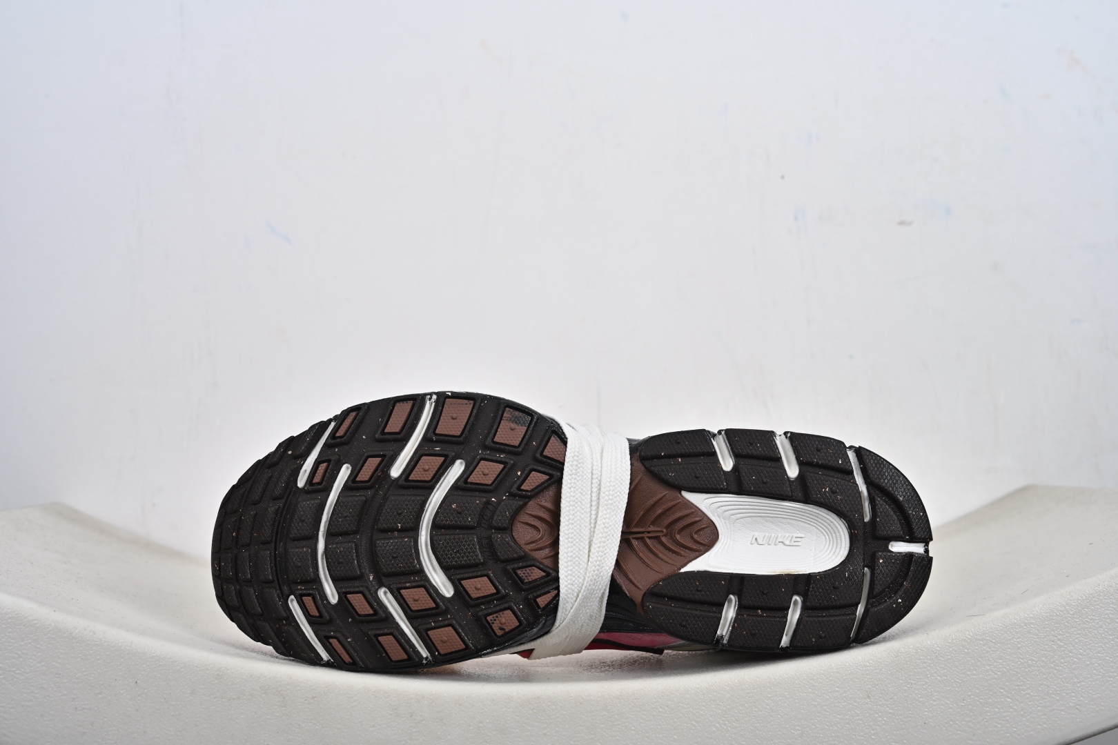 本地💰310优势放店
Nike V5 RNR 复古做旧 解构绑带
舒适百搭防滑耐磨 低帮跑步鞋
舒适有型适合日常穿着
该鞋款延续千禧年经典设计搭载泡绵中底厚实而轻盈
匠心细节巧搭立体耐克勾标志焕新演绎复古跑鞋
官方货号:HQ7901-102
尺码:36-45-X7-F6