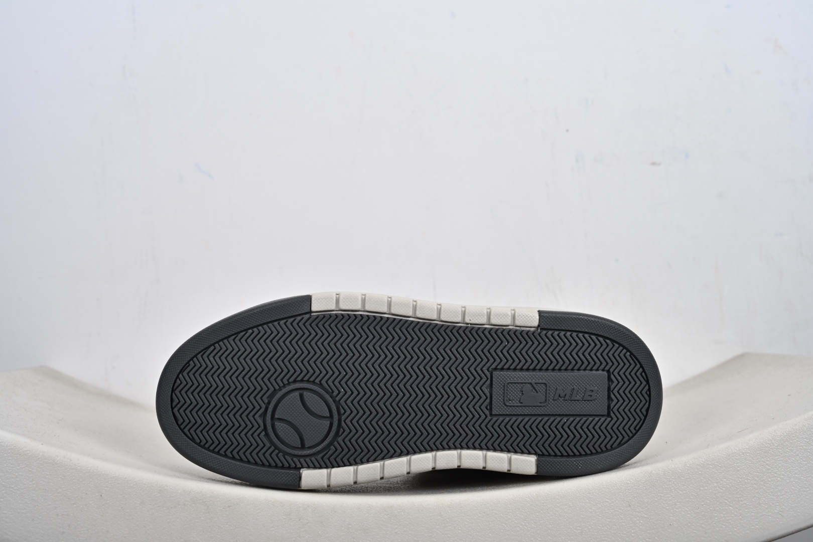 本地💰170支持放店
MLB CHUNKY LINER MID HAIRY
纽约洋基队 潮流时尚厚底运动鞋
以复古基调书写千禧美学
融合现代机能元素风格重塑经典老爹鞋
厚底设计轻盈**放肆游走 自由酷飒氛围感
官方货号: 3ASXH015N
Size:35 36 36.5 37.5 38 38.5 39 40 40.5 41 42 42.5 43 44 45-N-E4