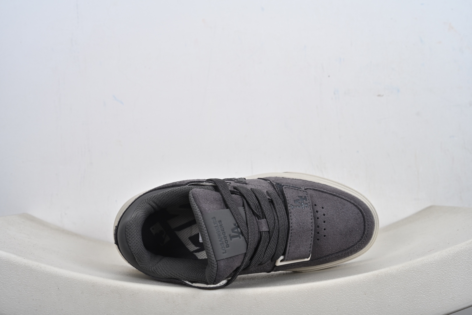 本地💰170支持放店
MLB CHUNKY LINER MID HAIRY
纽约洋基队 潮流时尚厚底运动鞋
以复古基调书写千禧美学
融合现代机能元素风格重塑经典老爹鞋
厚底设计轻盈**放肆游走 自由酷飒氛围感
官方货号: 3ASXH015N
Size:35 36 36.5 37.5 38 38.5 39 40 40.5 41 42 42.5 43 44 45-N-E4